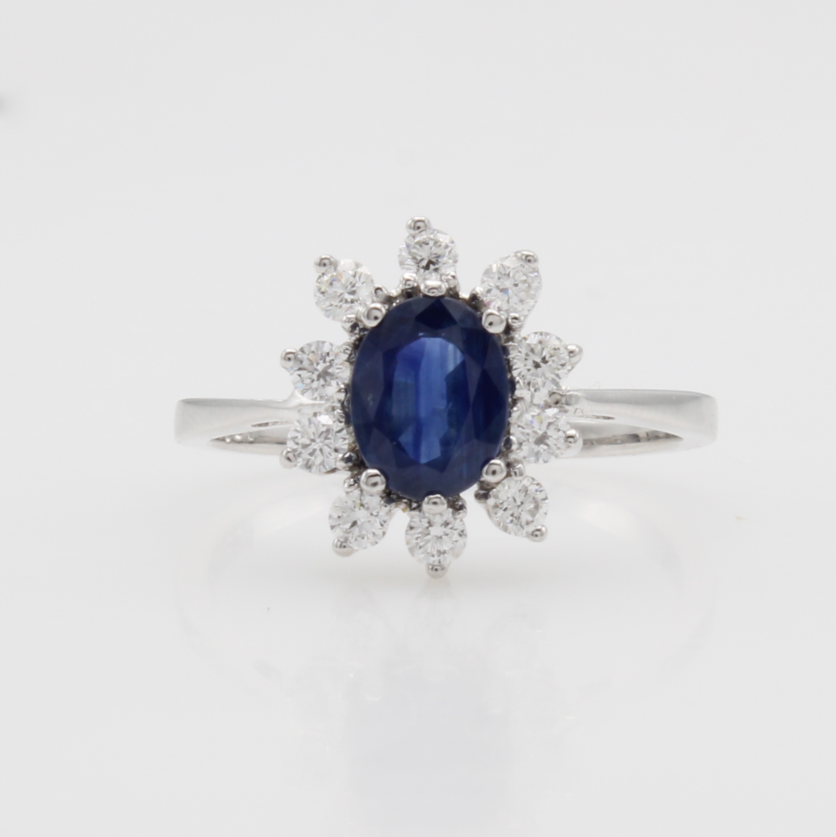 Image 27116700 - Ring mit Saphir und Brillanten, WG 585/000, ovaler, fac. Saphir ca. 1 ct umgeben v. ...
