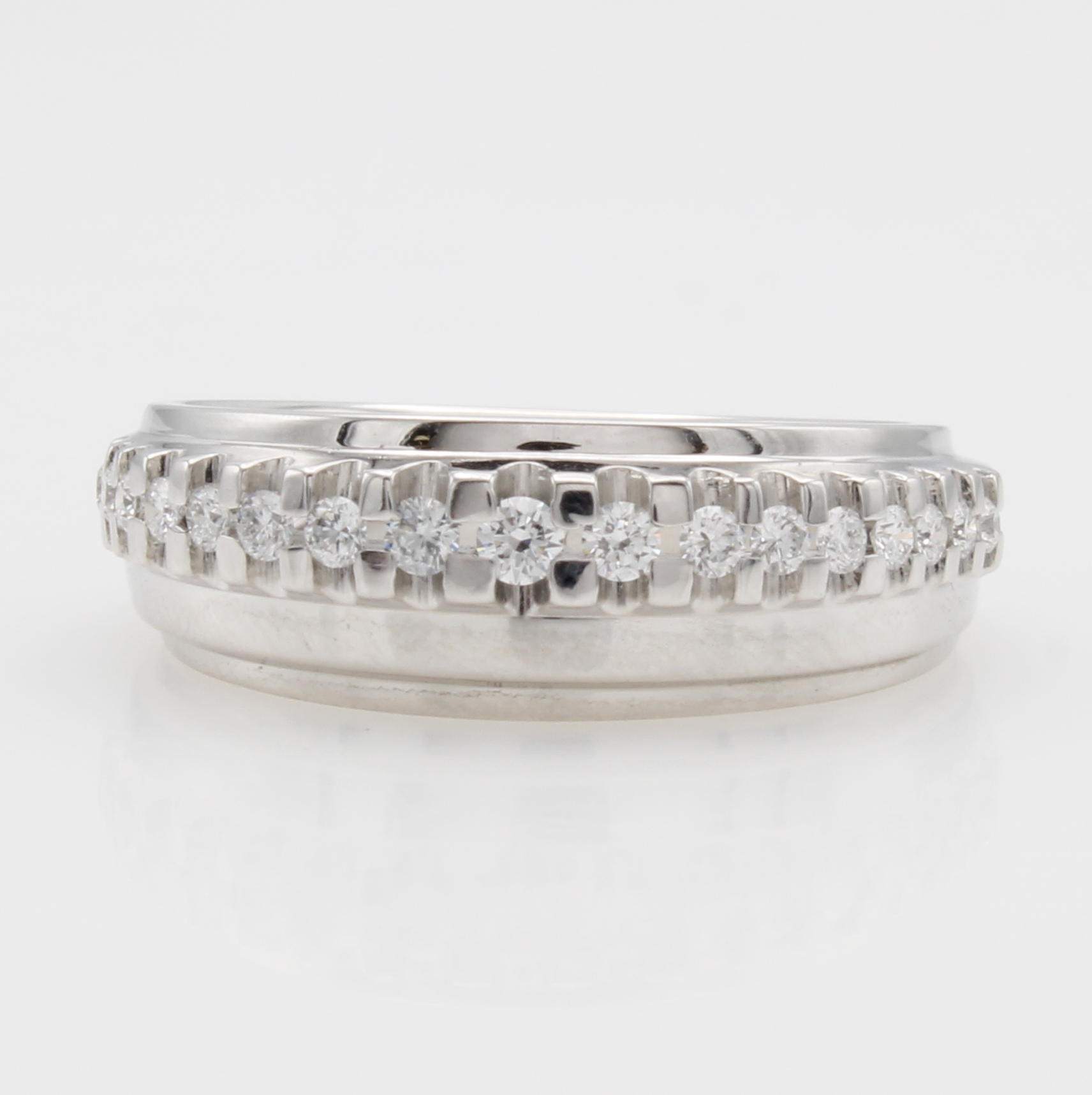 Image 27116701 - Ring mit Brillanten, WG 750/000, geriefte Ringschiene, Brill. in einer Reihe gef. zus. ...