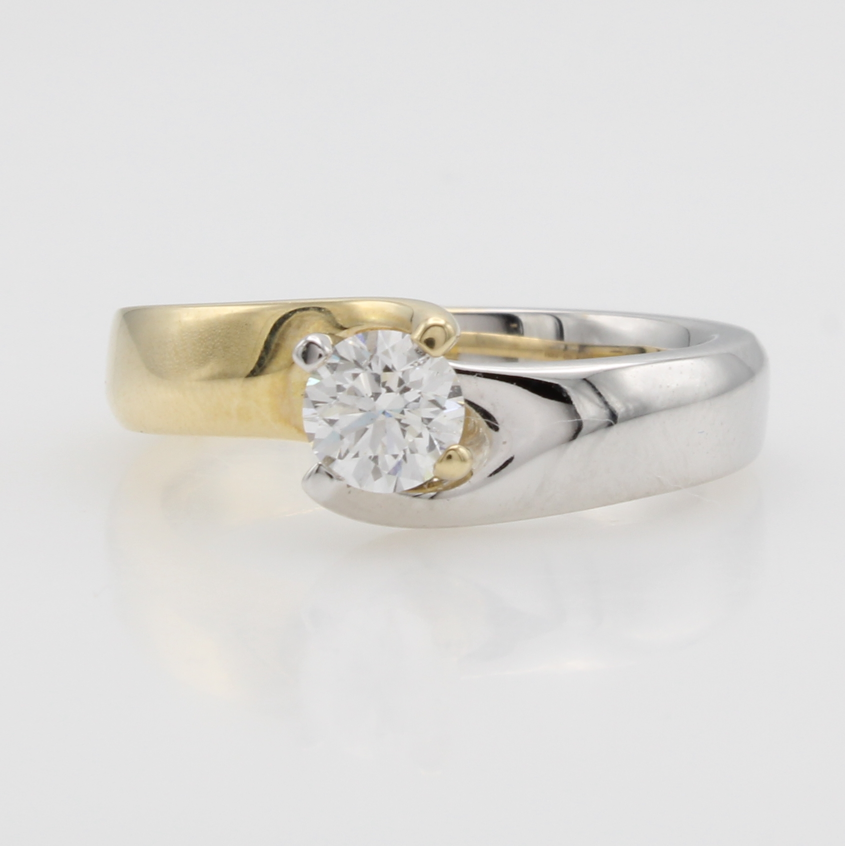 Image 27116705 - Ring mit Brillantsolitär, GG/WG 585/000, versetzte Ringschiene, Brill. ca. 0.51 ct ...