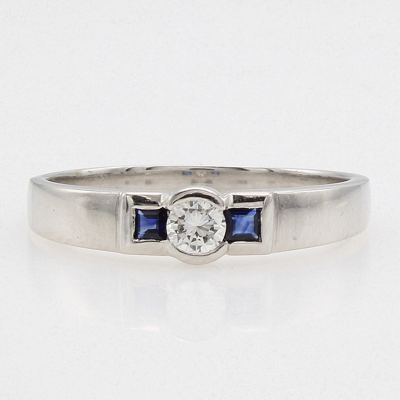 Image 27116706 - Ring mit Brillant und Saphiren, WG 585/000, Brill. ca. 0.13 ct Weiß/si, 2 ...