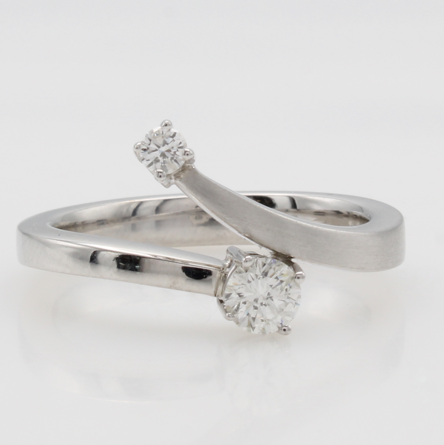 Image 27116713 - Ring mit Brillanten, WG 585/000, Ringschieneversetzt gearb. u. z.T. matt., 2 Brill. zus. ...