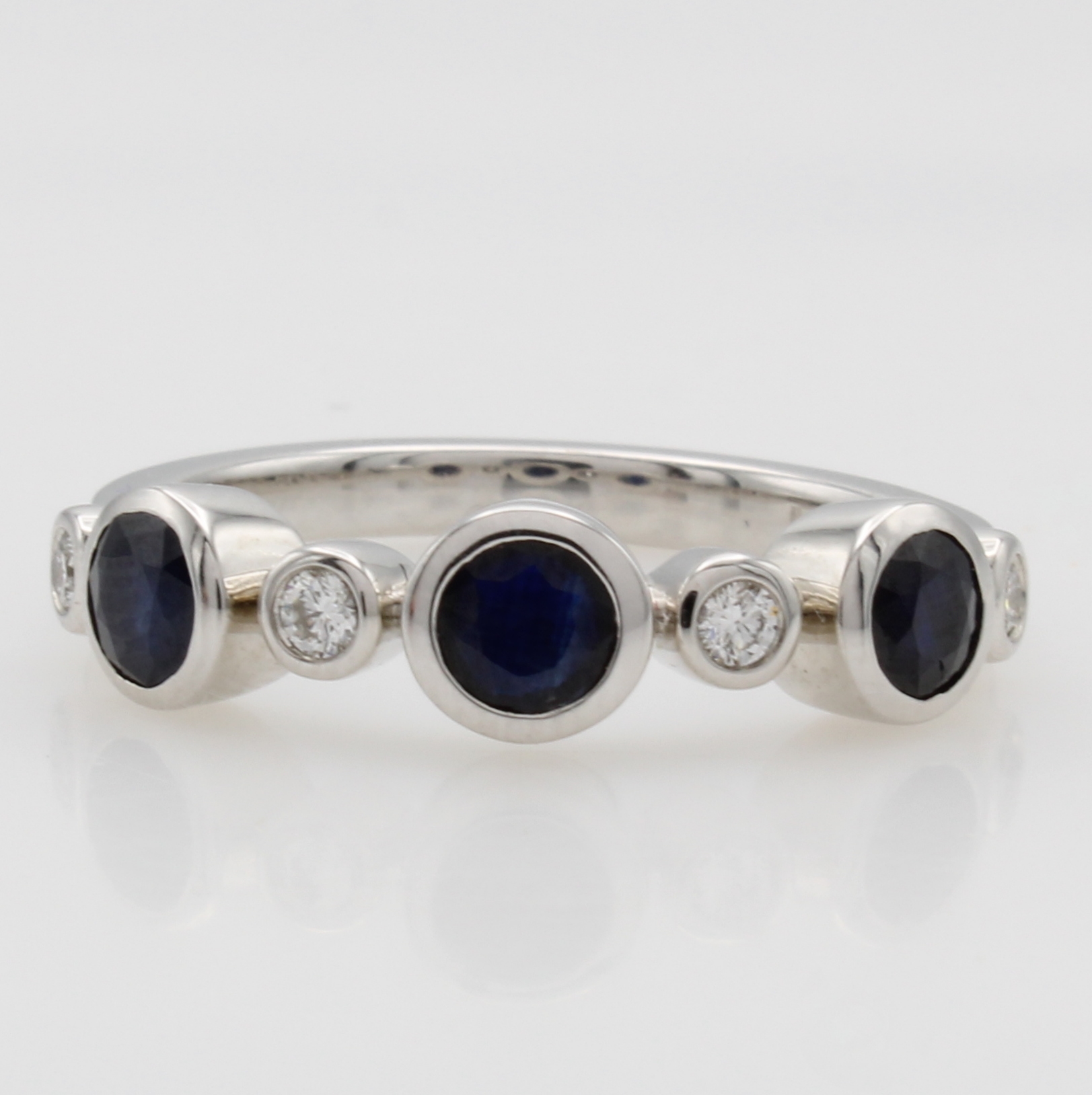 Image 27116714 - Ring mit Saphiren und Brillanten, WG 750/000, im Wechsel gearb., runde, fac. Saphire ca. ...