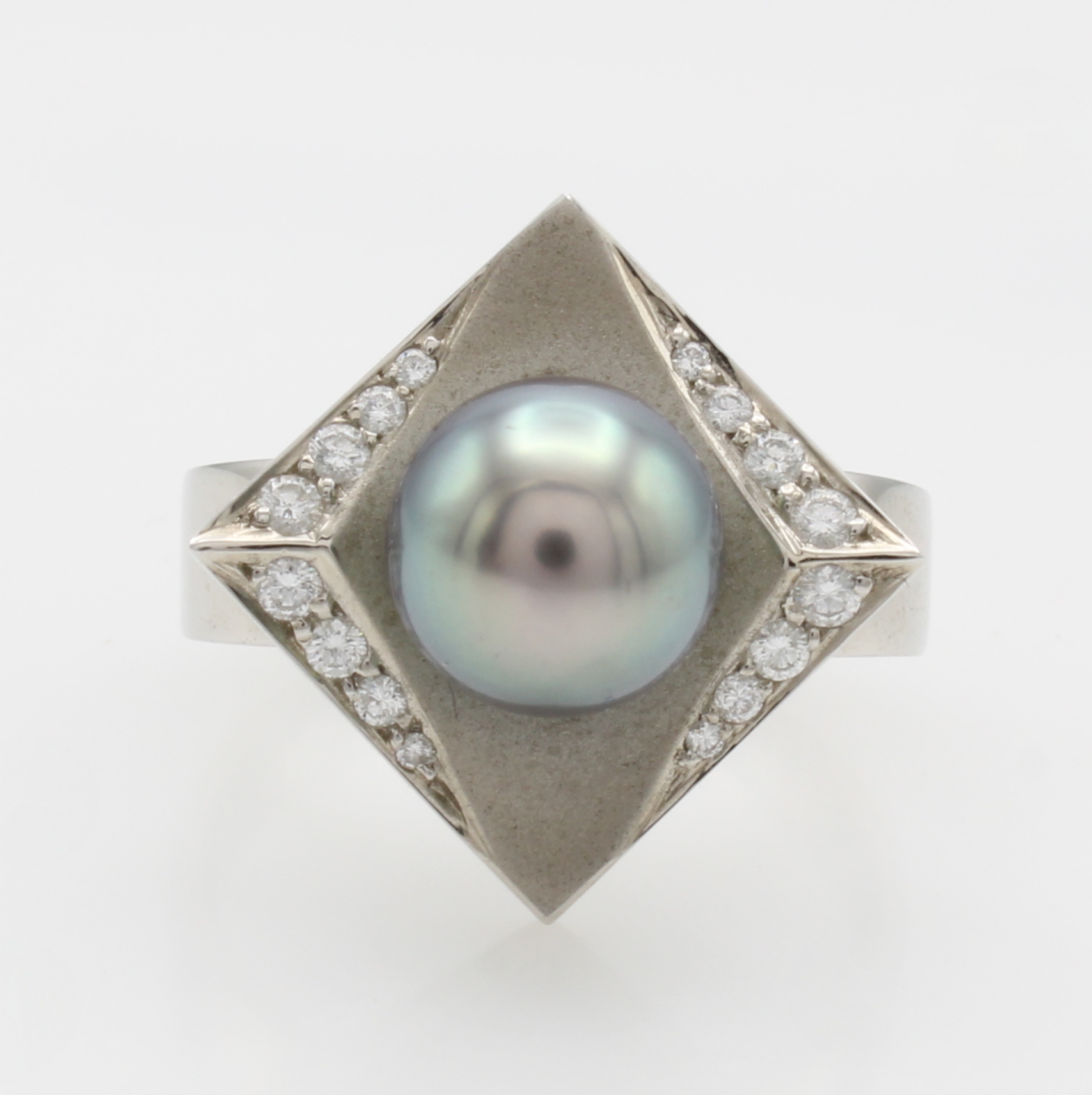 Image 27116716 - Ring mit Tahitiperle und Brillanten, WG 750/000, carréef., l. konkaver Ringkopf bes. m. ...