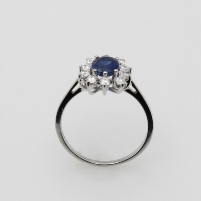 27116700a - Ring mit Saphir und Brillanten, WG 585/000, ovaler, fac. Saphir ca. 1 ct umgeben v. ...