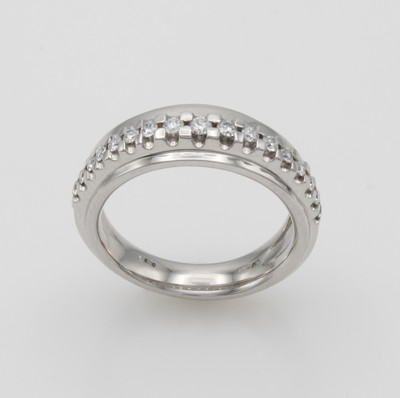27116701a - Ring mit Brillanten, WG 750/000, geriefte Ringschiene, Brill. in einer Reihe gef. zus. ...