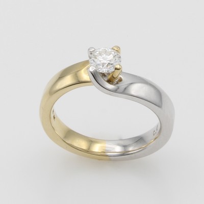 27116705a - Ring mit Brillantsolitär, GG/WG 585/000, versetzte Ringschiene, Brill. ca. 0.51 ct ...