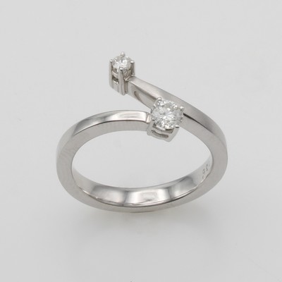 27116713a - Ring mit Brillanten, WG 585/000, Ringschieneversetzt gearb. u. z.T. matt., 2 Brill. zus. ...