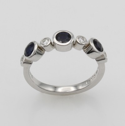 27116714a - Ring mit Saphiren und Brillanten, WG 750/000, im Wechsel gearb., runde, fac. Saphire ca. ...