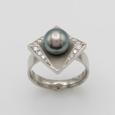 27116716a - Ring mit Tahitiperle und Brillanten, WG 750/000, carréef., l. konkaver Ringkopf bes. m. ...