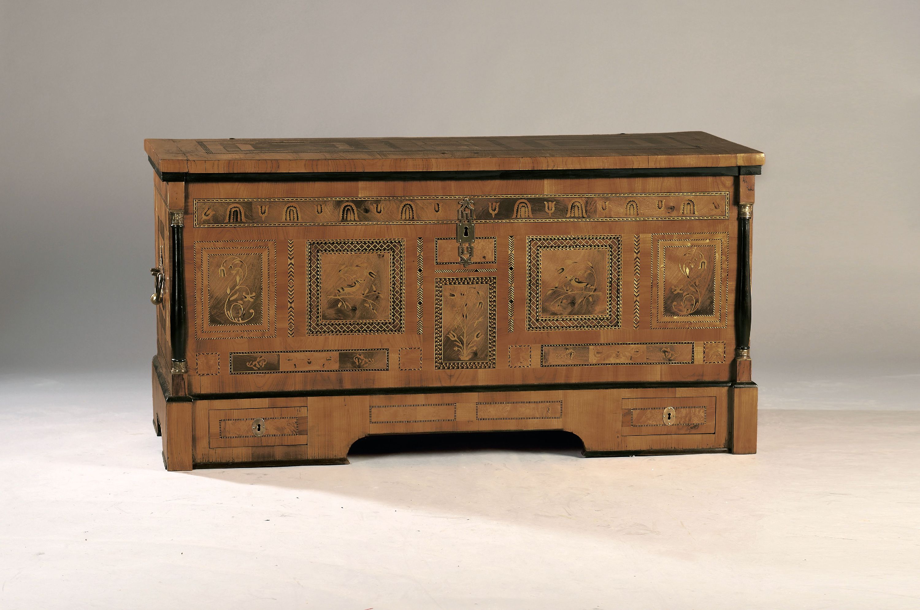 Image 27116846 - Aufwendige Marburger Hochzeitstruhe, 19.Jh., Kirschbaumfurnier auf Eichekorpus, mit ...