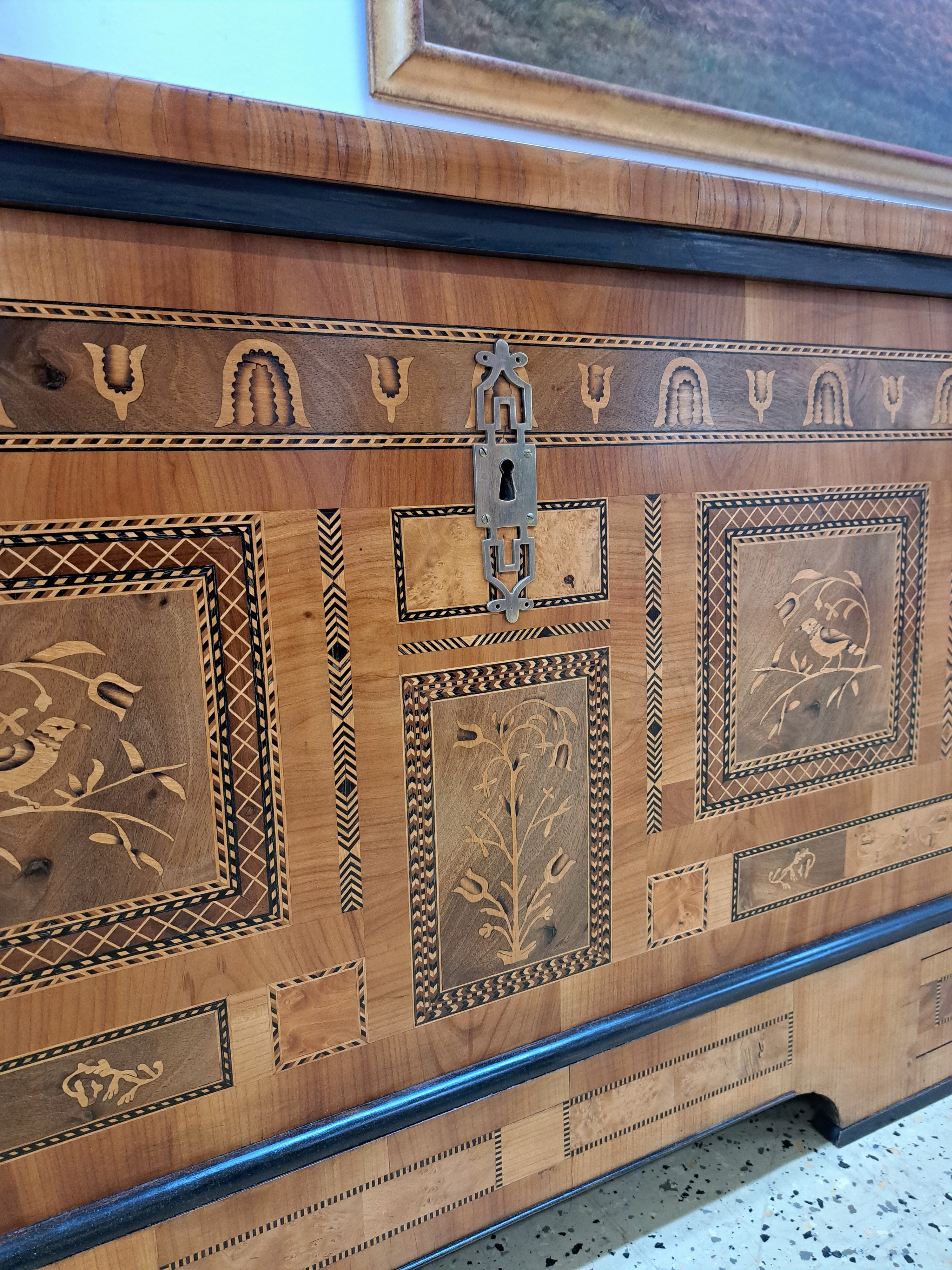 Detail d: Aufwendige Marburger Hochzeitstruhe, 19.Jh., Kirschbaumfurnier auf Eichekorpus, mit zahlreichen Feldereinlagen und Intarsien aus diversen Hölzern ...