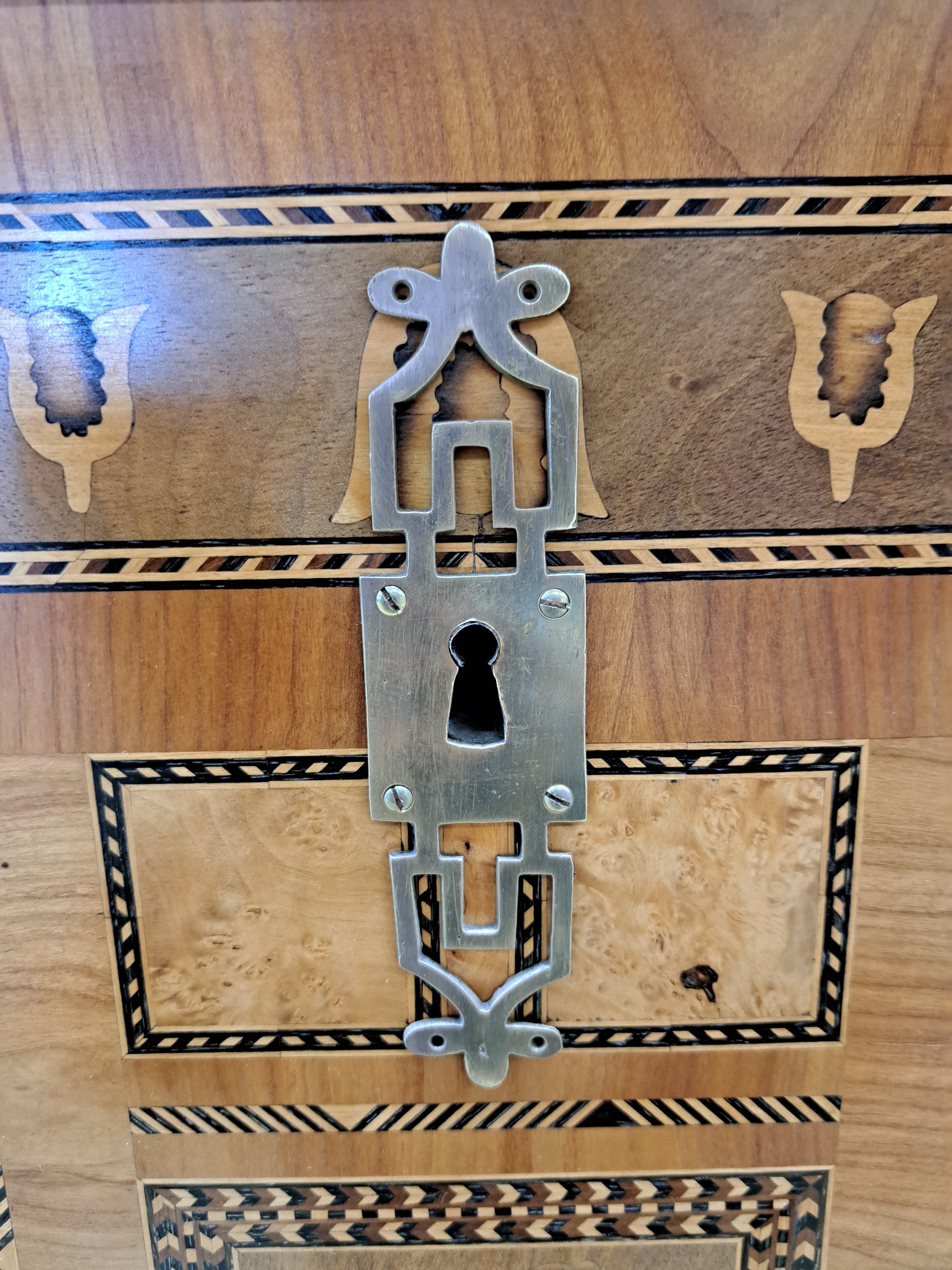 Detail f: Aufwendige Marburger Hochzeitstruhe, 19.Jh., Kirschbaumfurnier auf Eichekorpus, mit zahlreichen Feldereinlagen und Intarsien aus diversen Hölzern ...