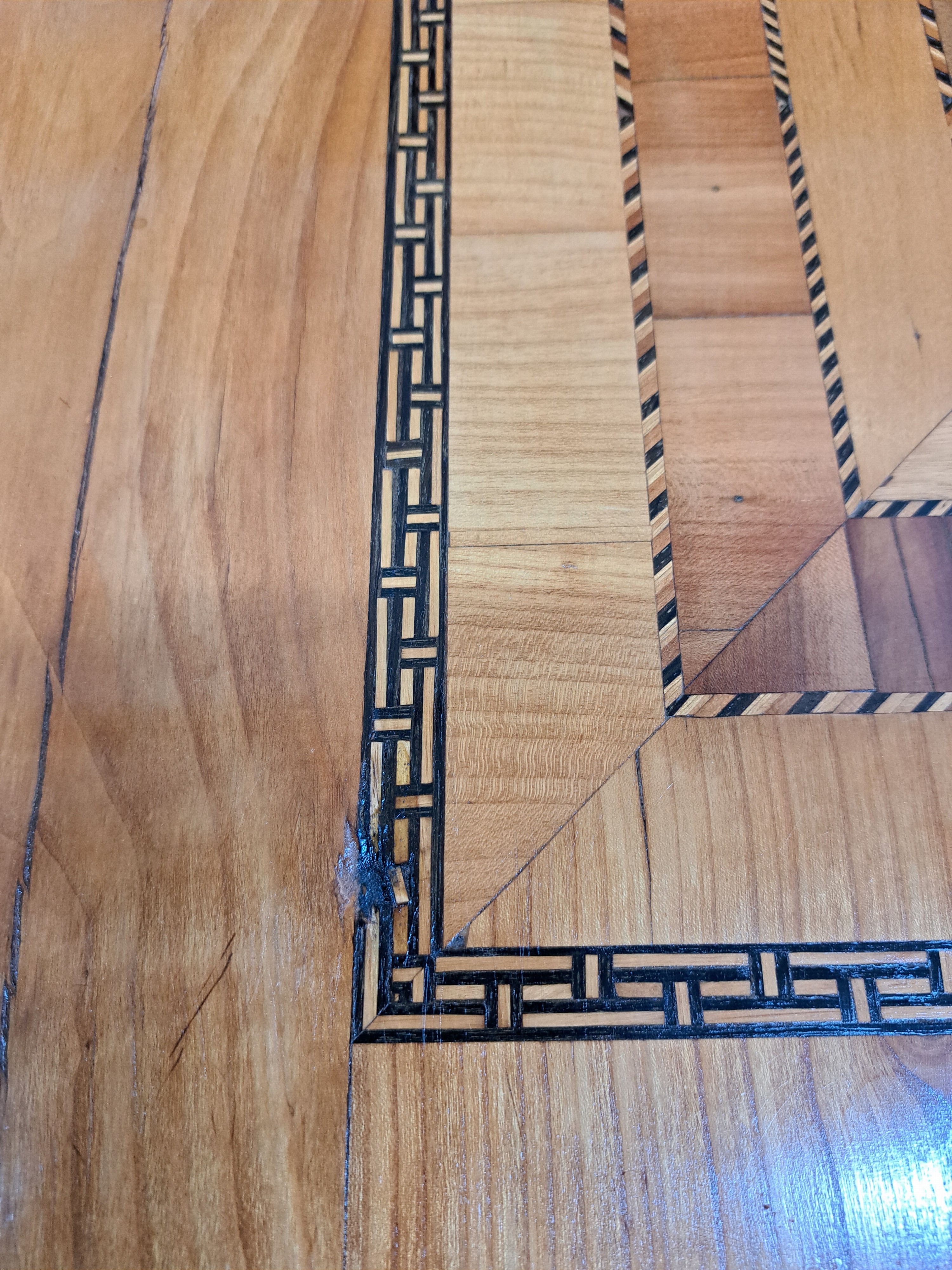 Detail i: Aufwendige Marburger Hochzeitstruhe, 19.Jh., Kirschbaumfurnier auf Eichekorpus, mit zahlreichen Feldereinlagen und Intarsien aus diversen Hölzern ...
