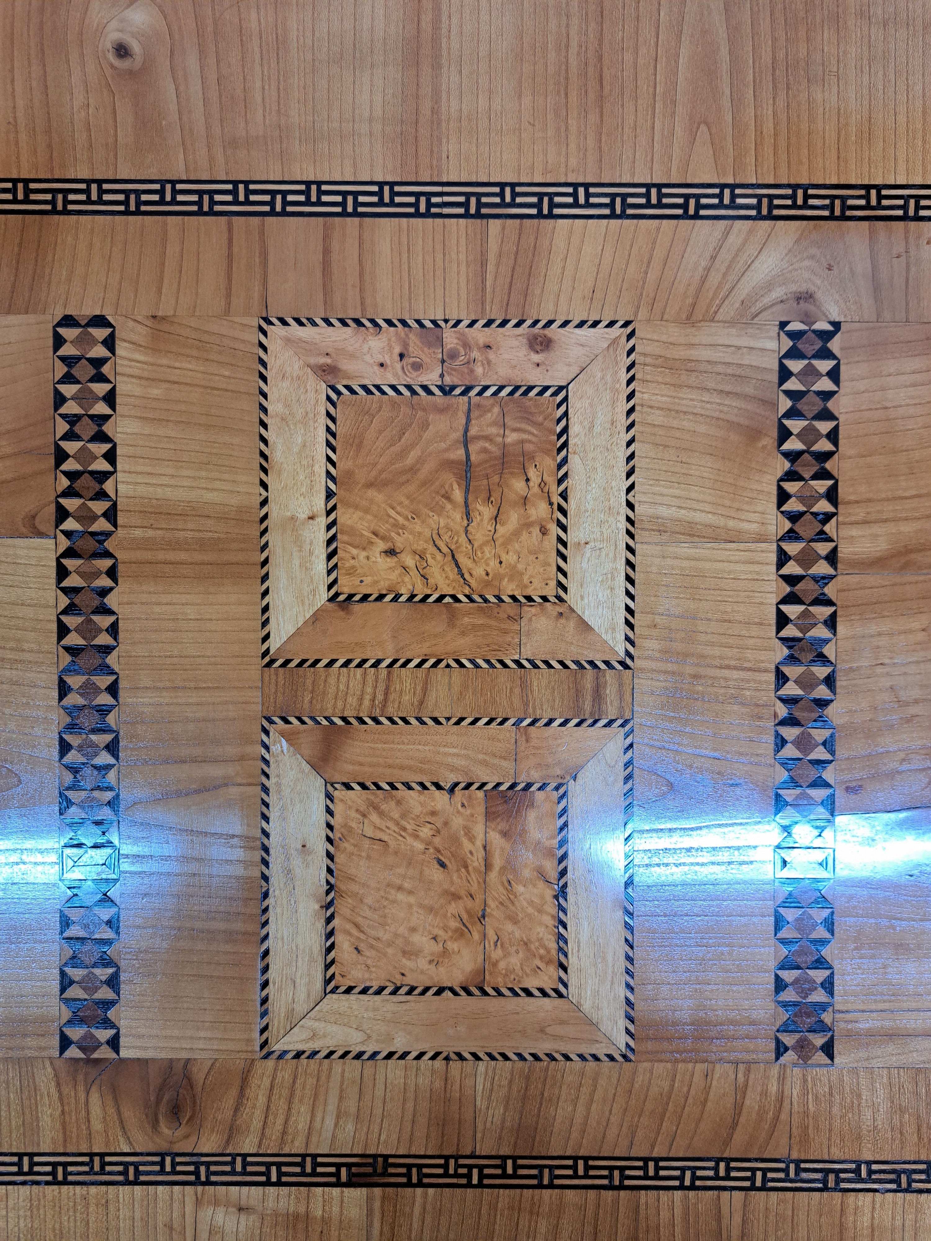 Detail k: Aufwendige Marburger Hochzeitstruhe, 19.Jh., Kirschbaumfurnier auf Eichekorpus, mit zahlreichen Feldereinlagen und Intarsien aus diversen Hölzern ...