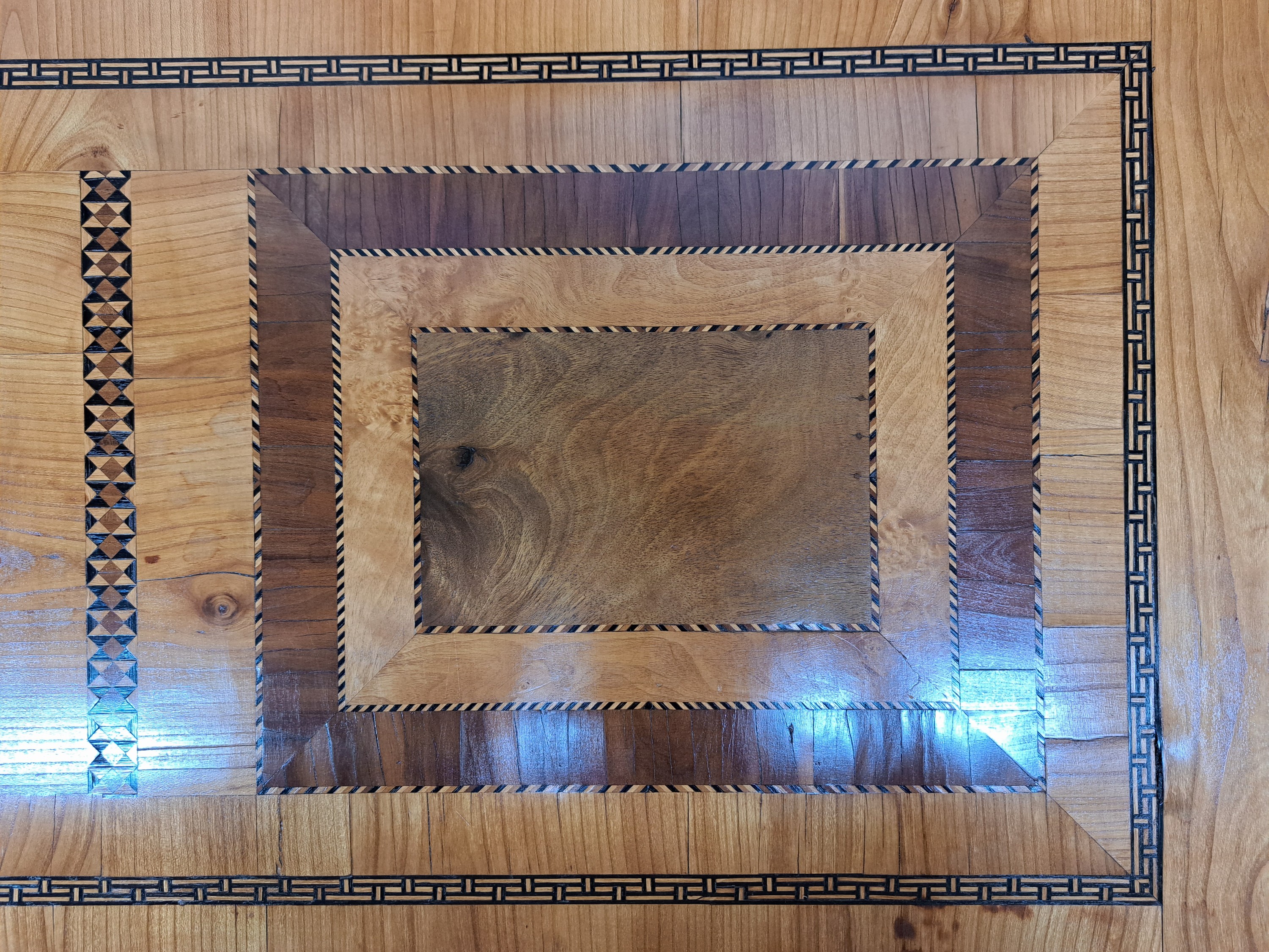 Detail l: Aufwendige Marburger Hochzeitstruhe, 19.Jh., Kirschbaumfurnier auf Eichekorpus, mit zahlreichen Feldereinlagen und Intarsien aus diversen Hölzern ...