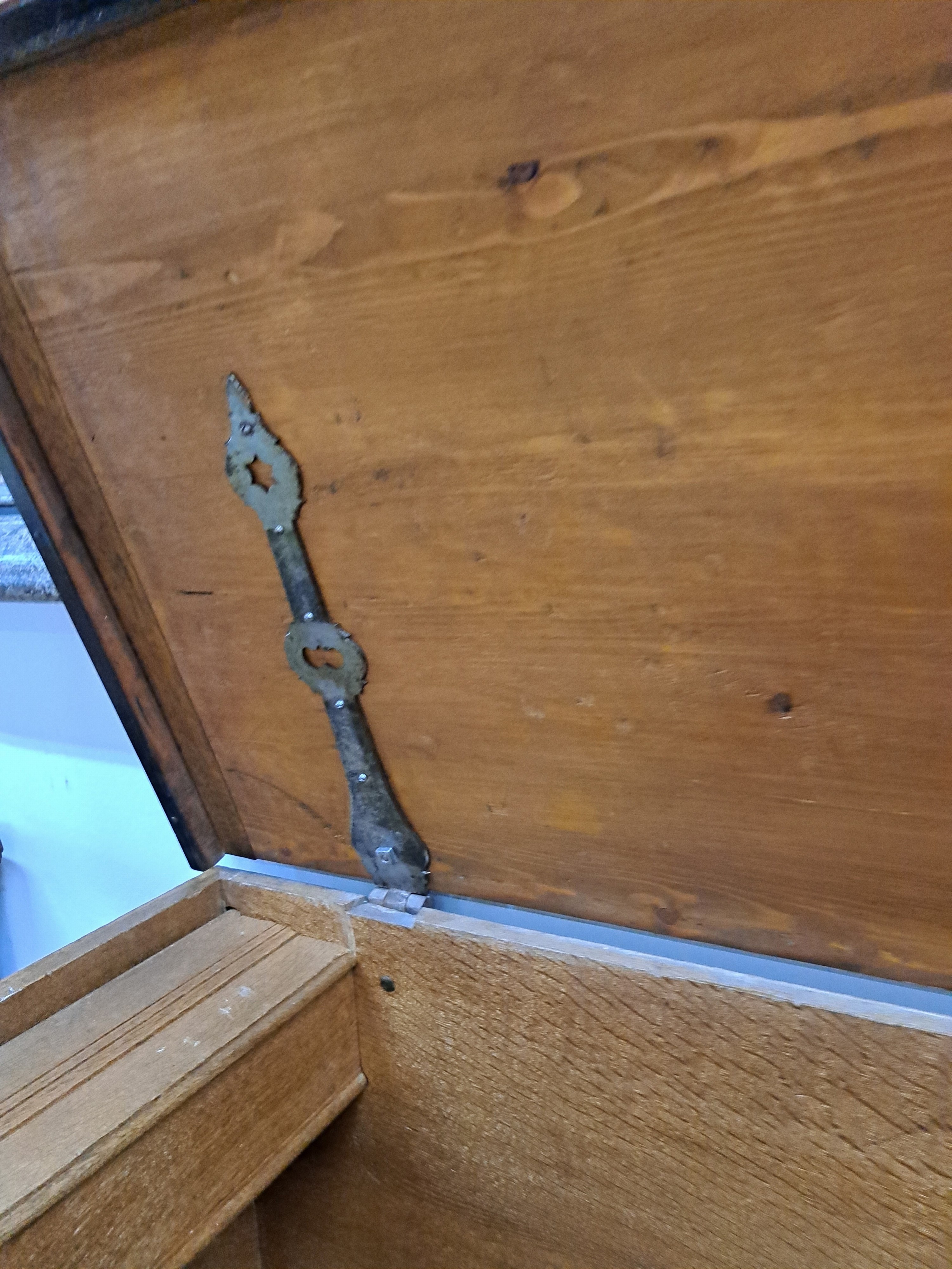 Detail s: Aufwendige Marburger Hochzeitstruhe, 19.Jh., Kirschbaumfurnier auf Eichekorpus, mit zahlreichen Feldereinlagen und Intarsien aus diversen Hölzern ...
