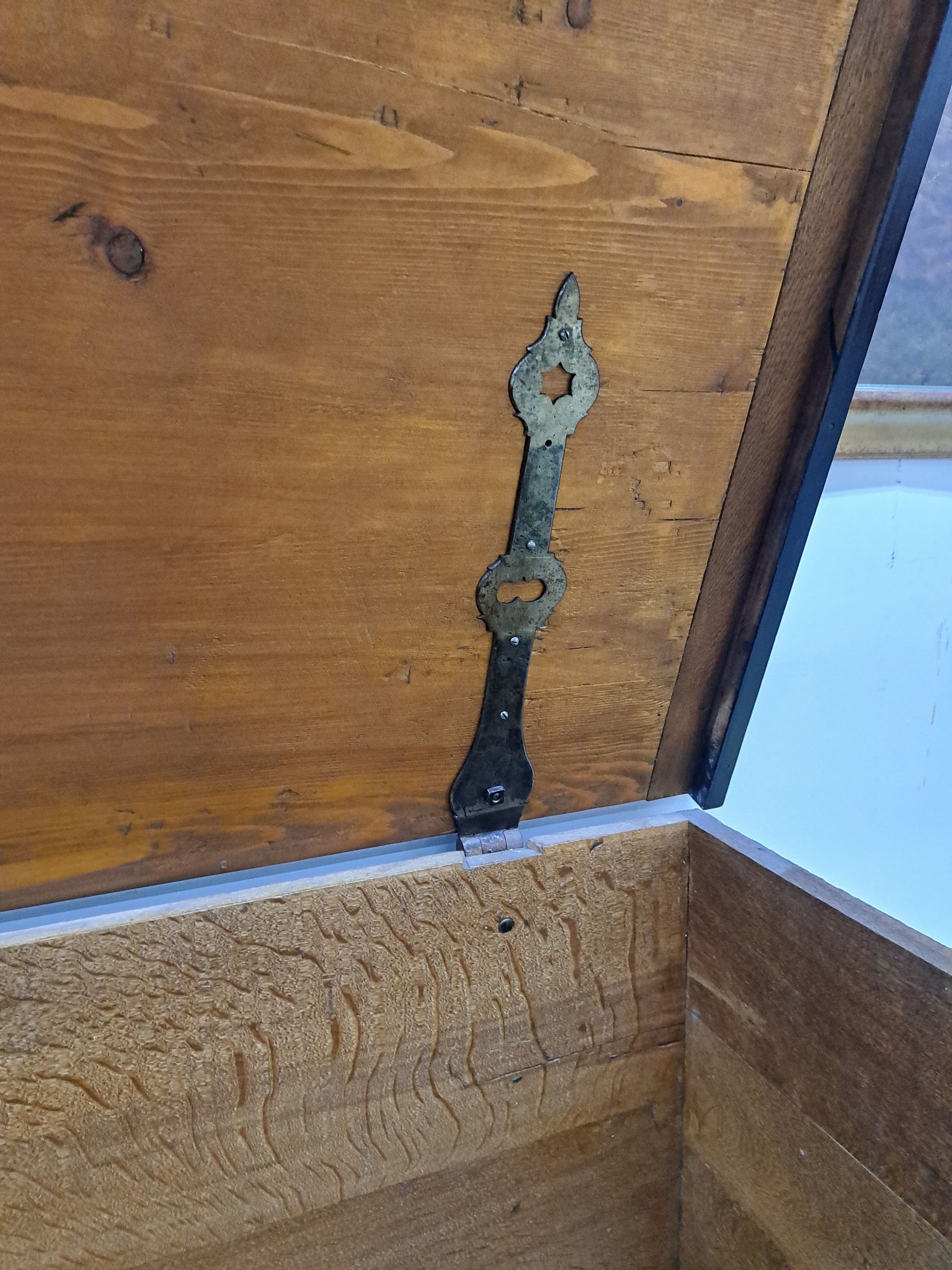 Detail t: Aufwendige Marburger Hochzeitstruhe, 19.Jh., Kirschbaumfurnier auf Eichekorpus, mit zahlreichen Feldereinlagen und Intarsien aus diversen Hölzern ...