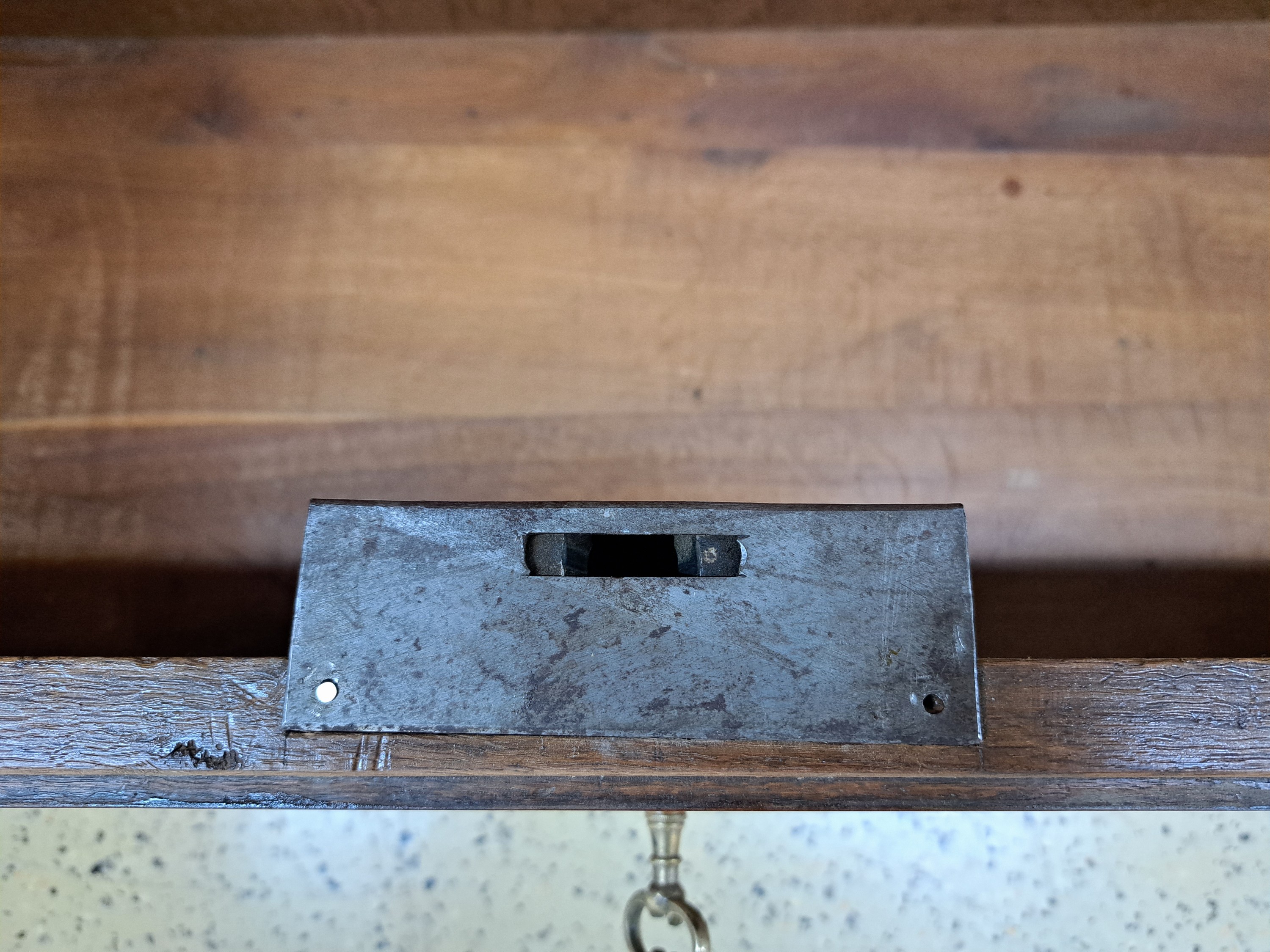 Detail u: Aufwendige Marburger Hochzeitstruhe, 19.Jh., Kirschbaumfurnier auf Eichekorpus, mit zahlreichen Feldereinlagen und Intarsien aus diversen Hölzern ...