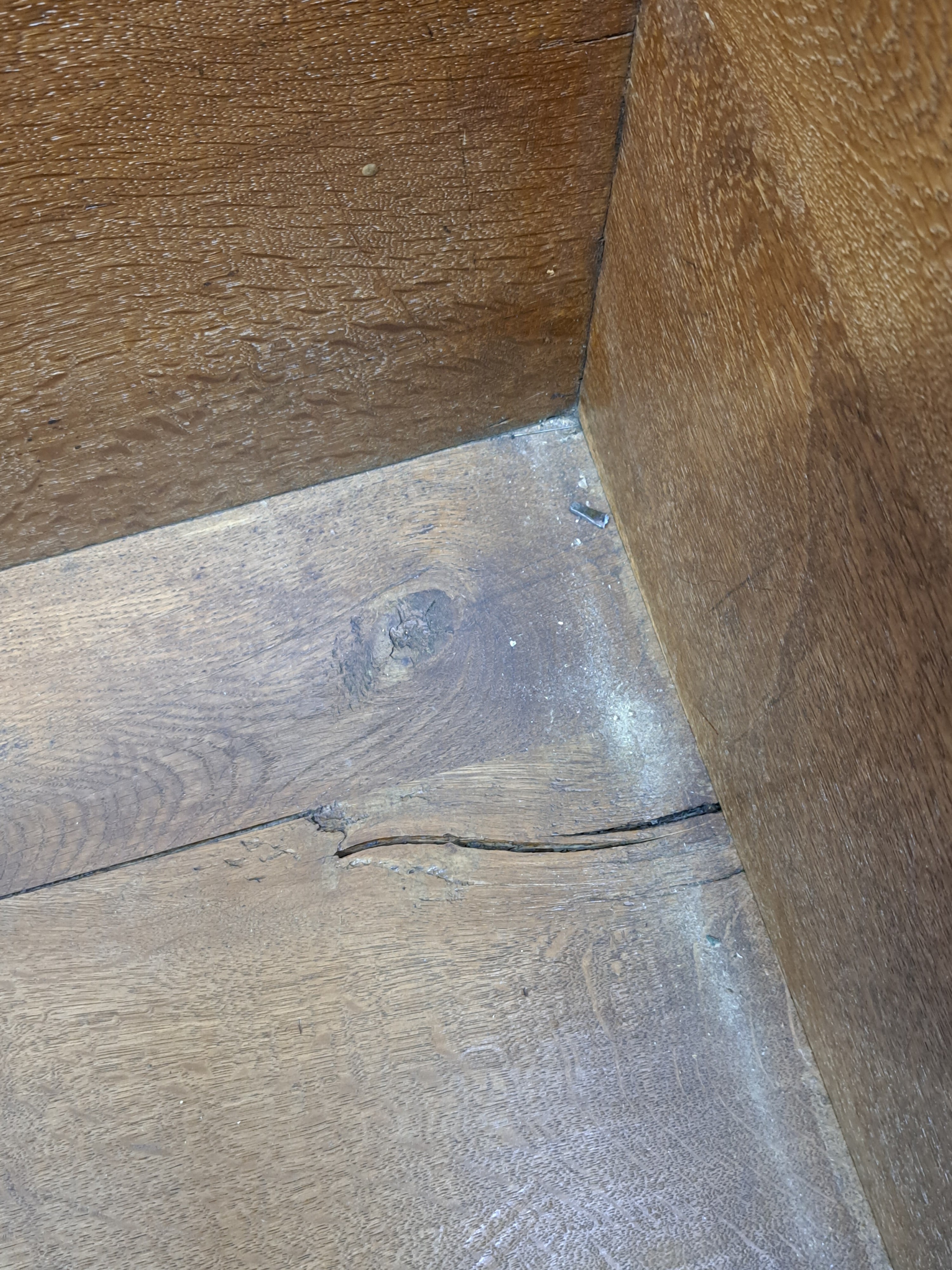 Detail v: Aufwendige Marburger Hochzeitstruhe, 19.Jh., Kirschbaumfurnier auf Eichekorpus, mit zahlreichen Feldereinlagen und Intarsien aus diversen Hölzern ...