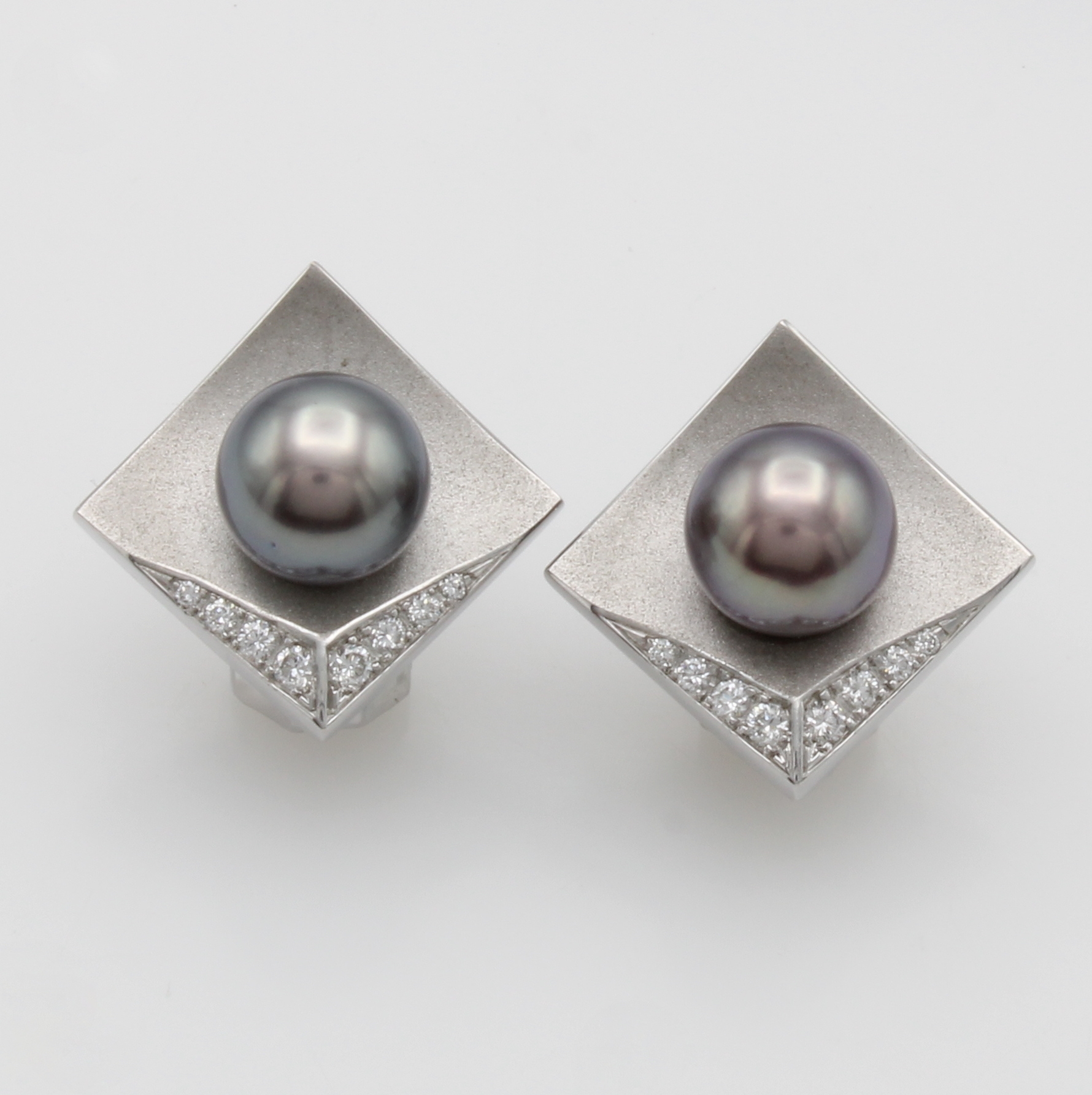 Image 27116850 - Paar Ohrstecker mit Tahitiperlen und Brillanten, WG 750/000, carréeförm. Elementel. ...