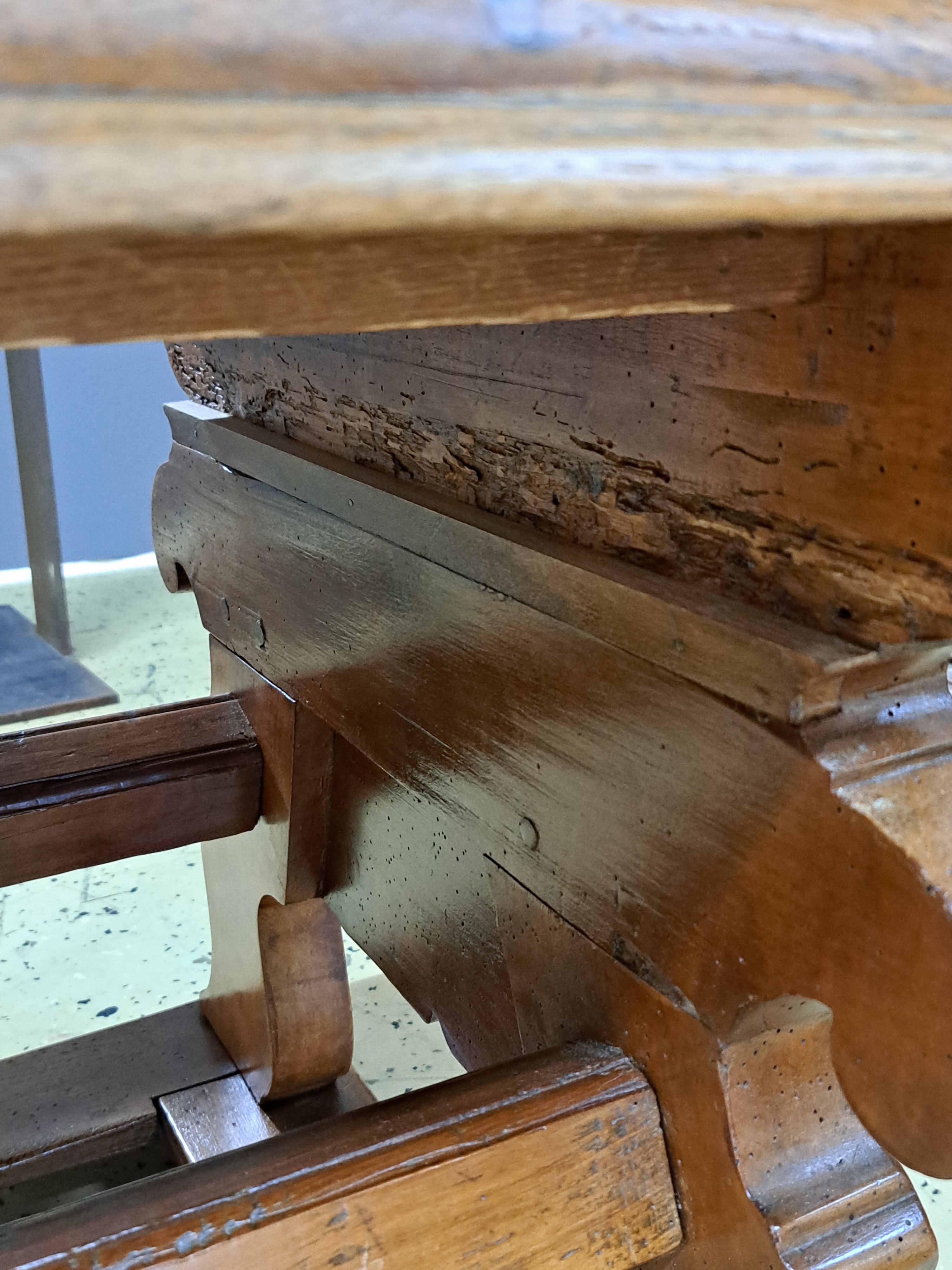 Detail g: Röhntisch, Hessen Vogelsberg, spätes 18.Jh., Eiche massiv, Unterbau mit regionstypischen Schnitzereien, Wangen und Schubladen in Nußbaum massiv, ...