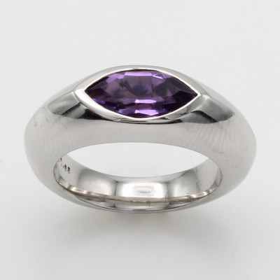 27116825a - Ring mit Amethyst, WG 750/000, navetteförm. Amethyst ca. 2.20 ct, RW ca. 57 ...