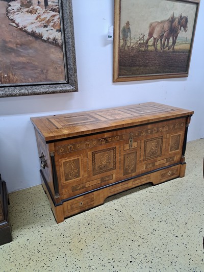 27116846a - Aufwendige Marburger Hochzeitstruhe, 19.Jh., Kirschbaumfurnier auf Eichekorpus, mit ...