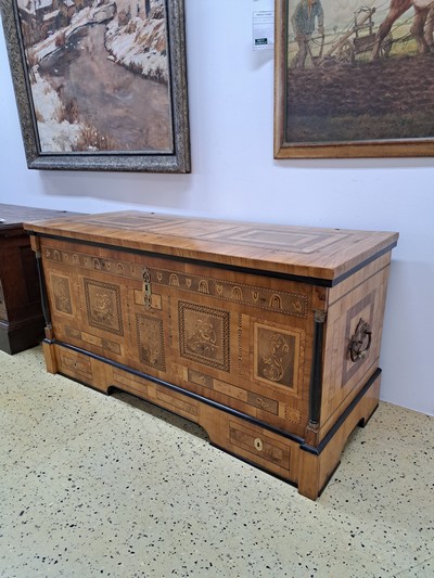 27116846b - Aufwendige Marburger Hochzeitstruhe, 19.Jh., Kirschbaumfurnier auf Eichekorpus, mit ...