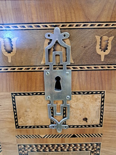 27116846f - Aufwendige Marburger Hochzeitstruhe, 19.Jh., Kirschbaumfurnier auf Eichekorpus, mit ...