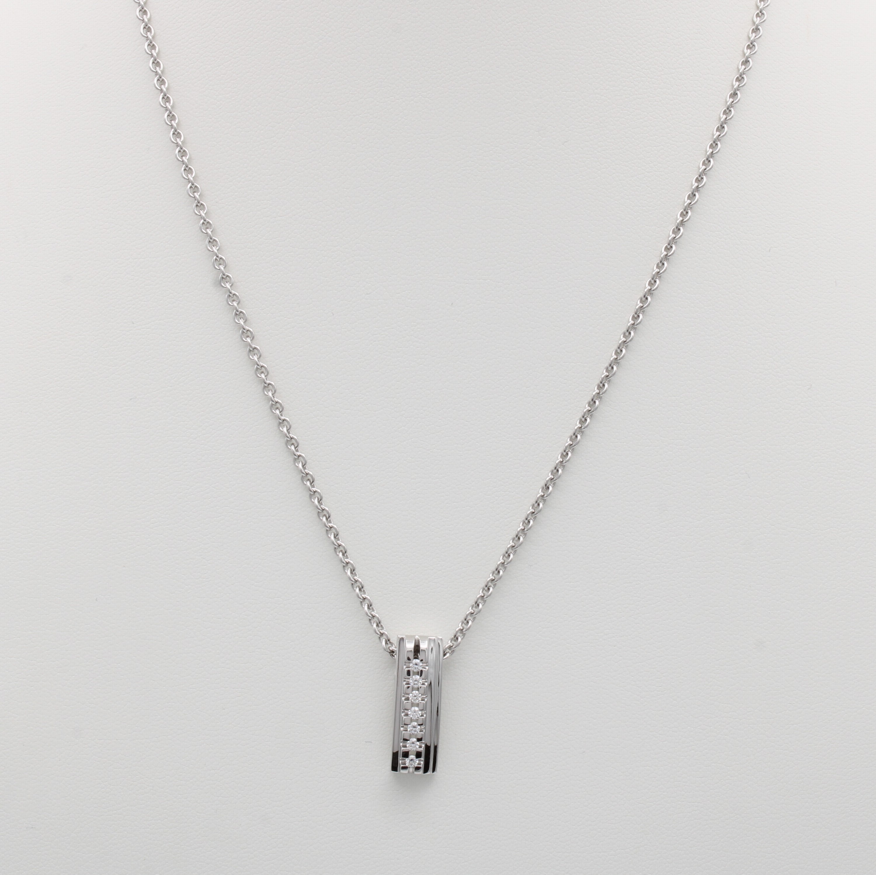 Image 27117139 - Anhänger mit Brillanten an Kette, WG 750/000, längl. Anhänger z.T. gerieft, Brill. ...