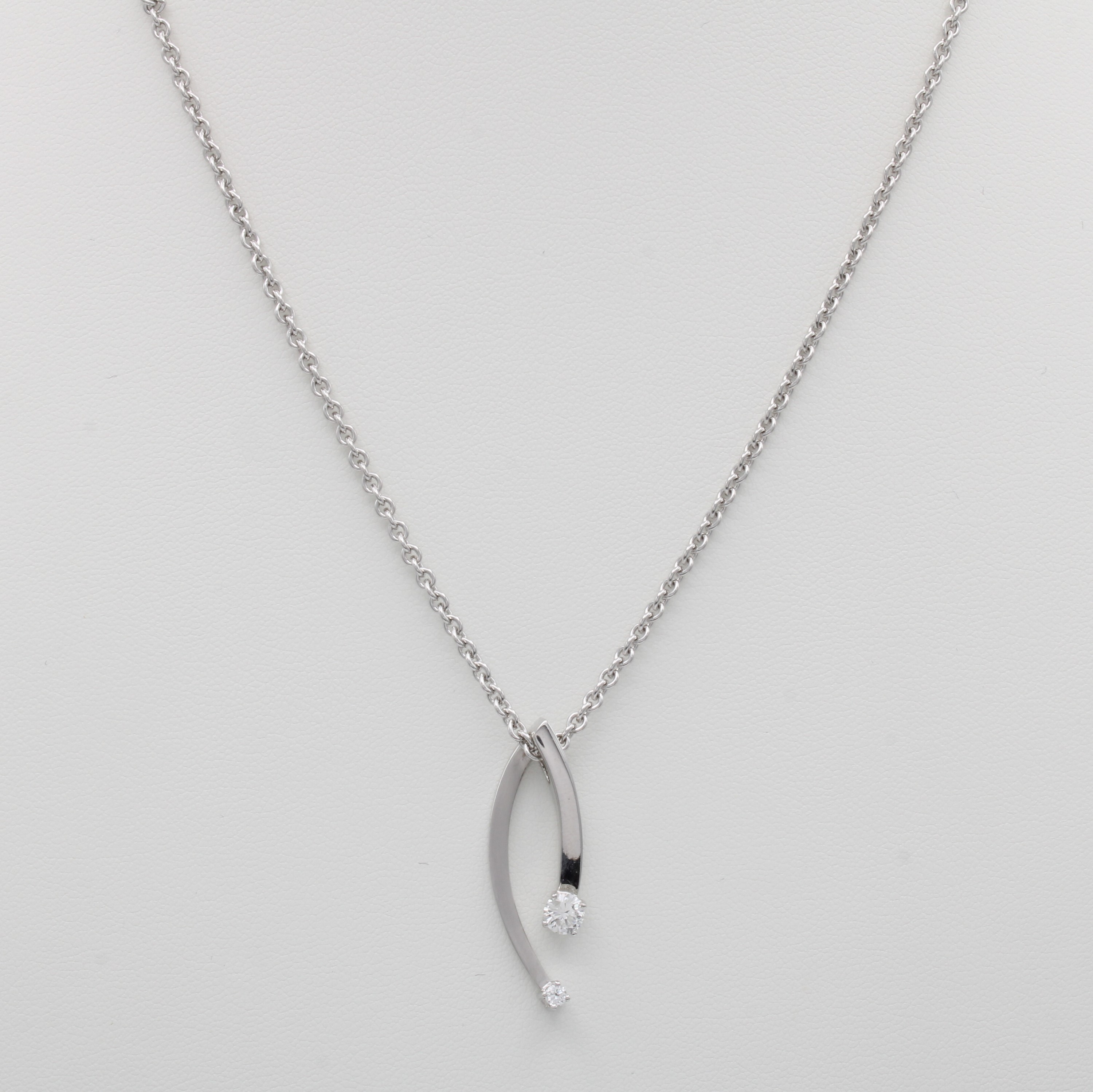 Image 27117154 - Anhänger mit Brillanten an Kette, WG 585/000, z.T. matt., 2 Brill. zus. ca. 0.42 ct ...