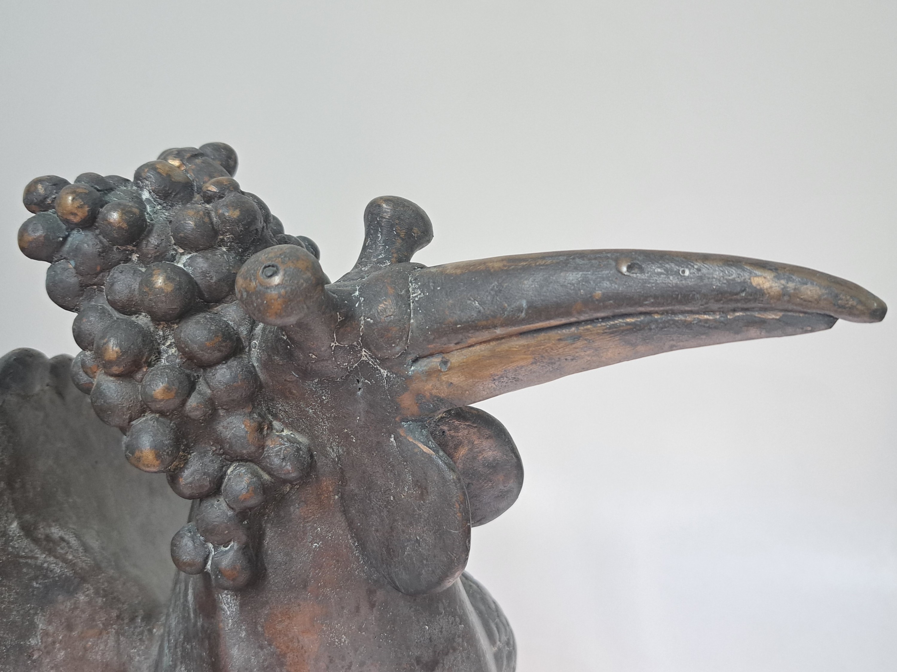 Detail c: Gernot Rumpf, 1941-2025 Kaiserslautern, Traubendritsche, Bronzeguß, sign. und dat. 1988, H. ca. 37cm, auf dem Rand bez. Probeguss