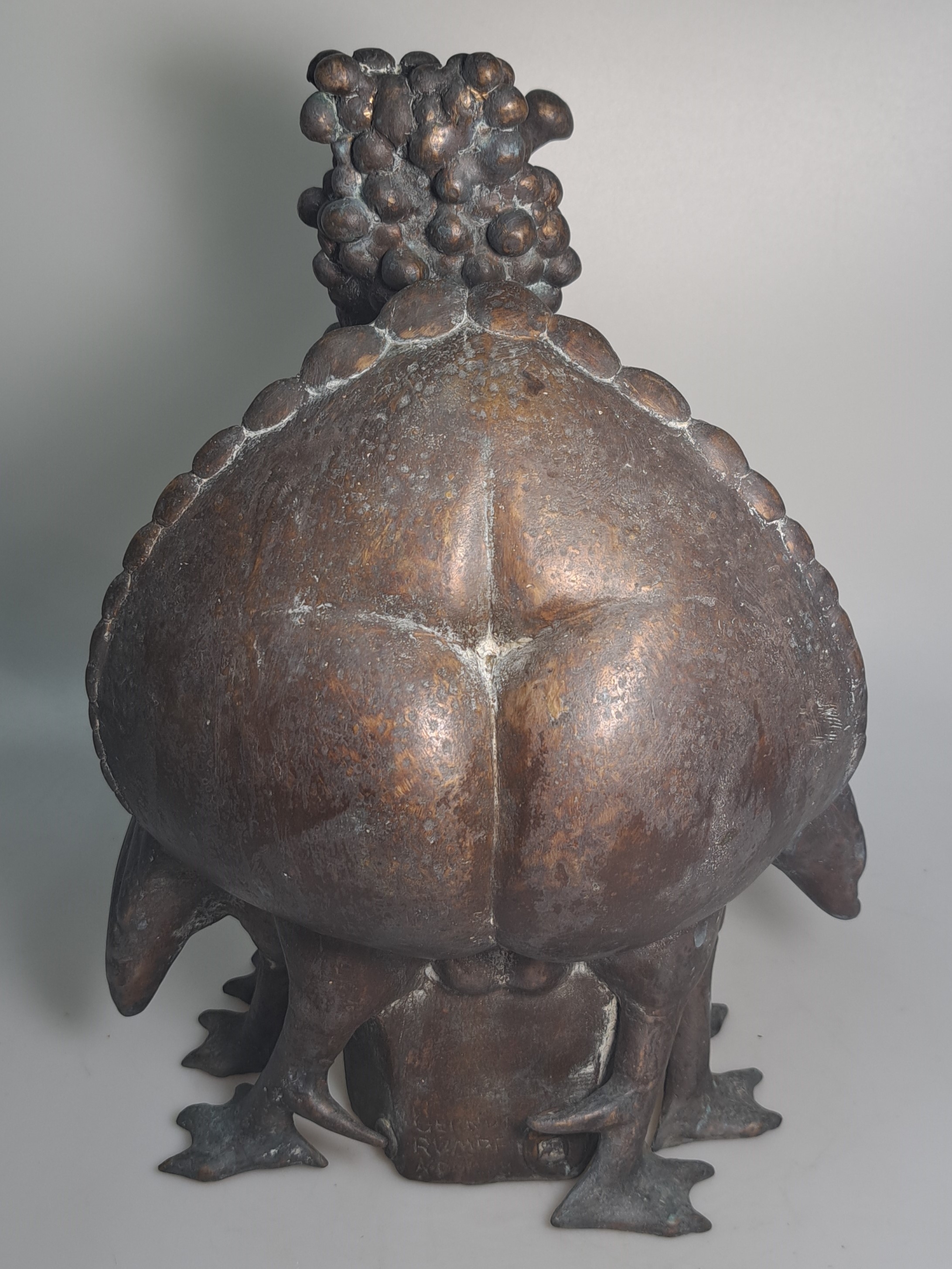 Detail e: Gernot Rumpf, 1941-2025 Kaiserslautern, Traubendritsche, Bronzeguß, sign. und dat. 1988, H. ca. 37cm, auf dem Rand bez. Probeguss