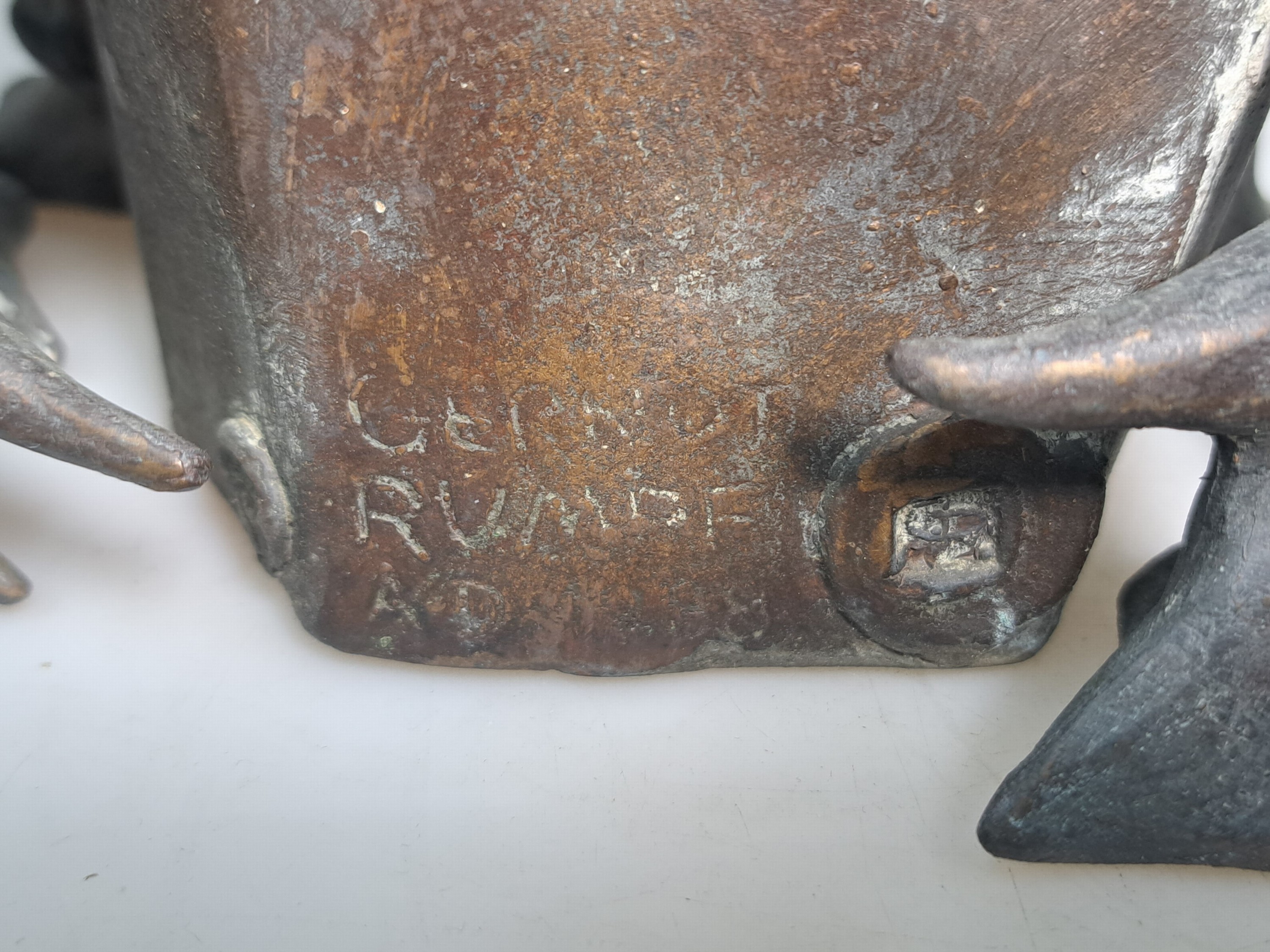 Detail f: Gernot Rumpf, 1941-2025 Kaiserslautern, Traubendritsche, Bronzeguß, sign. und dat. 1988, H. ca. 37cm, auf dem Rand bez. Probeguss