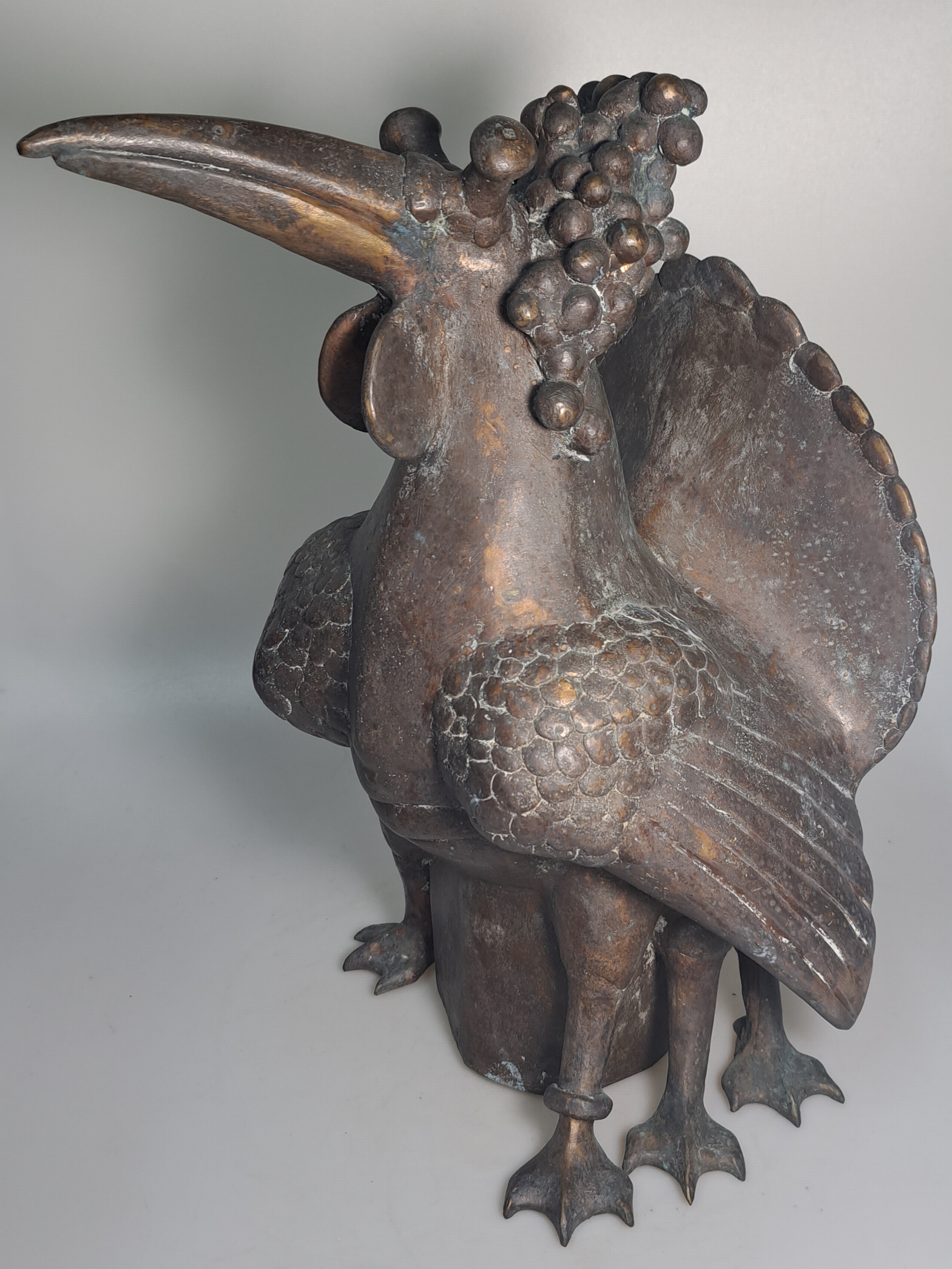 Detail h: Gernot Rumpf, 1941-2025 Kaiserslautern, Traubendritsche, Bronzeguß, sign. und dat. 1988, H. ca. 37cm, auf dem Rand bez. Probeguss