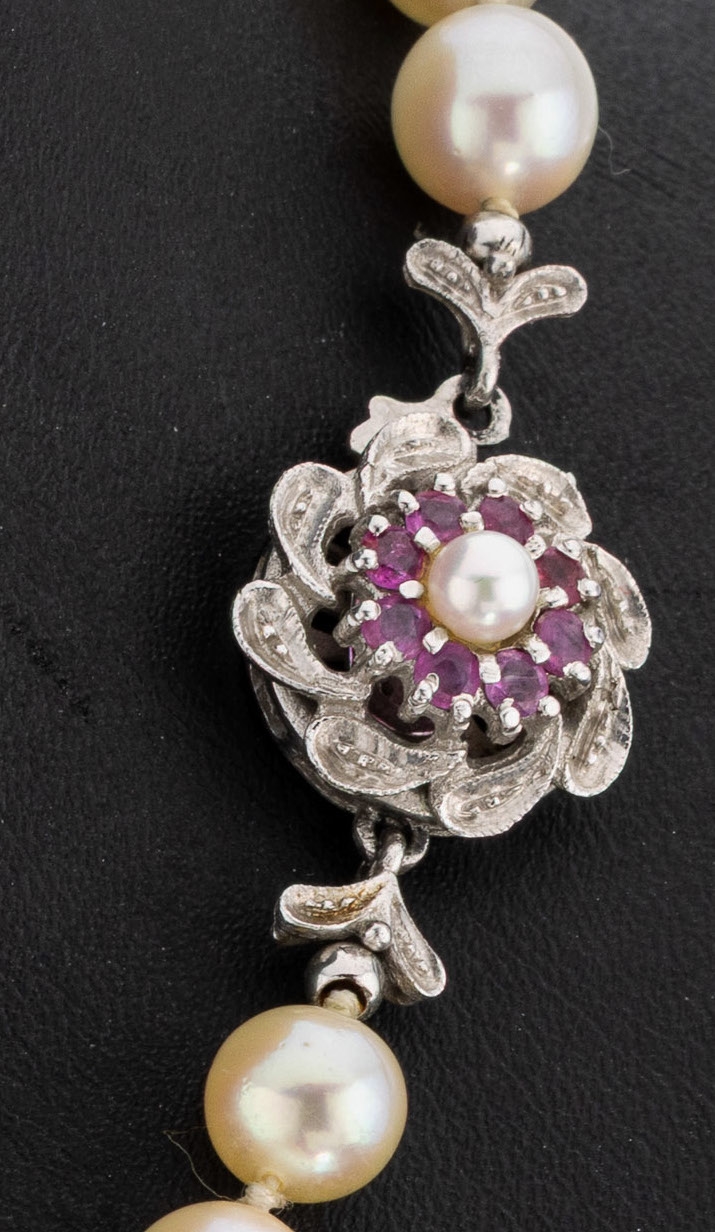 Detail a: Perl-Collier mit 14 kt Gold Rubin-Schließe, WG 585/000, Akoyazuchtperlen, D. ca. 7.6-8 mm,einzeln geknotet, Steckschließe mit kl. rundfacett. ...