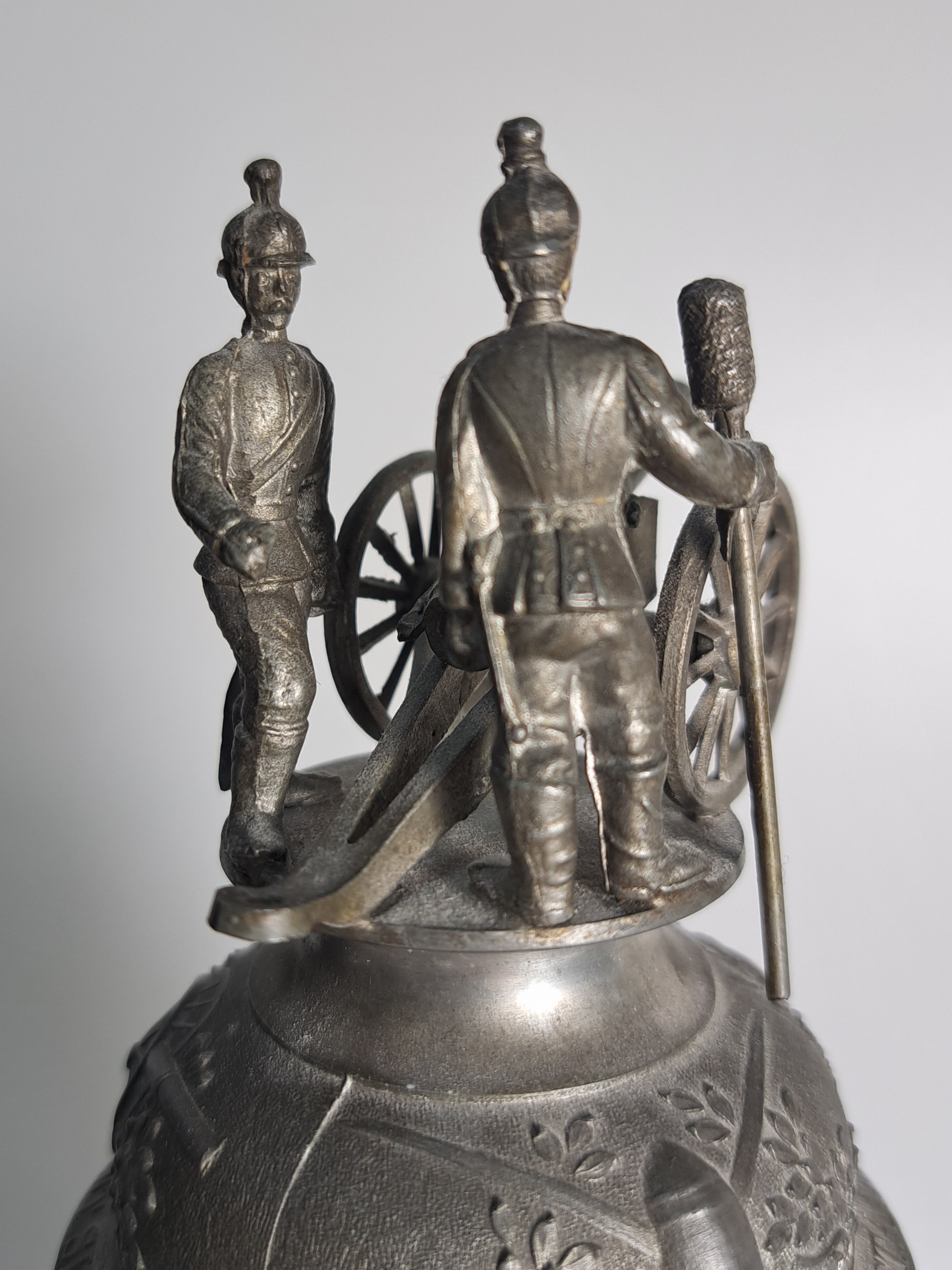 Detail k: Reservistenkrug, 6. Komp.Bad Fuls. Art.Regt. No. 14, Strassburg, 1902-04, Zinndeckel mit Bekrönung, Lithophanie, Umdruckdekor und bemalt, H. ca. 28 ...