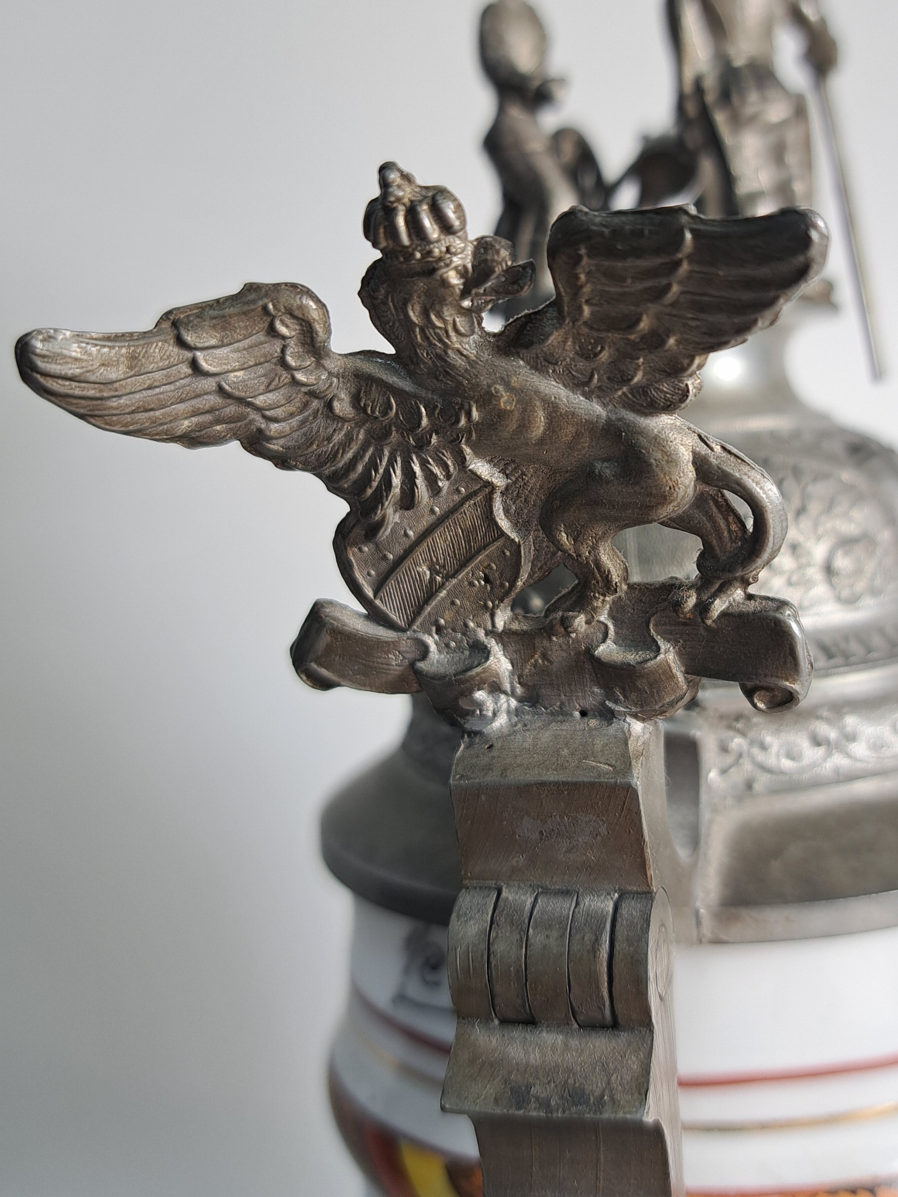 Detail l: Reservistenkrug, 6. Komp.Bad Fuls. Art.Regt. No. 14, Strassburg, 1902-04, Zinndeckel mit Bekrönung, Lithophanie, Umdruckdekor und bemalt, H. ca. 28 ...