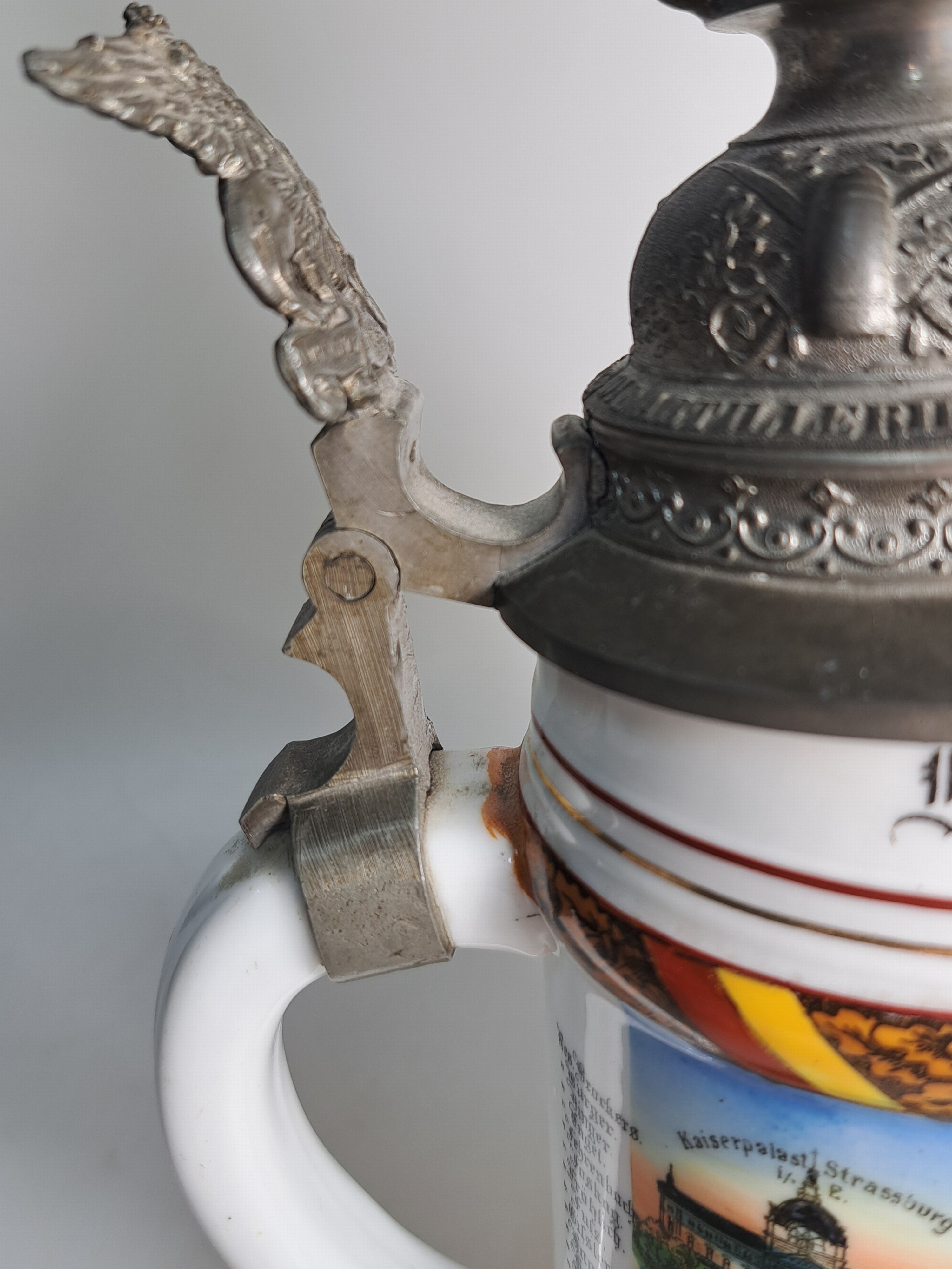 Detail n: Reservistenkrug, 6. Komp.Bad Fuls. Art.Regt. No. 14, Strassburg, 1902-04, Zinndeckel mit Bekrönung, Lithophanie, Umdruckdekor und bemalt, H. ca. 28 ...