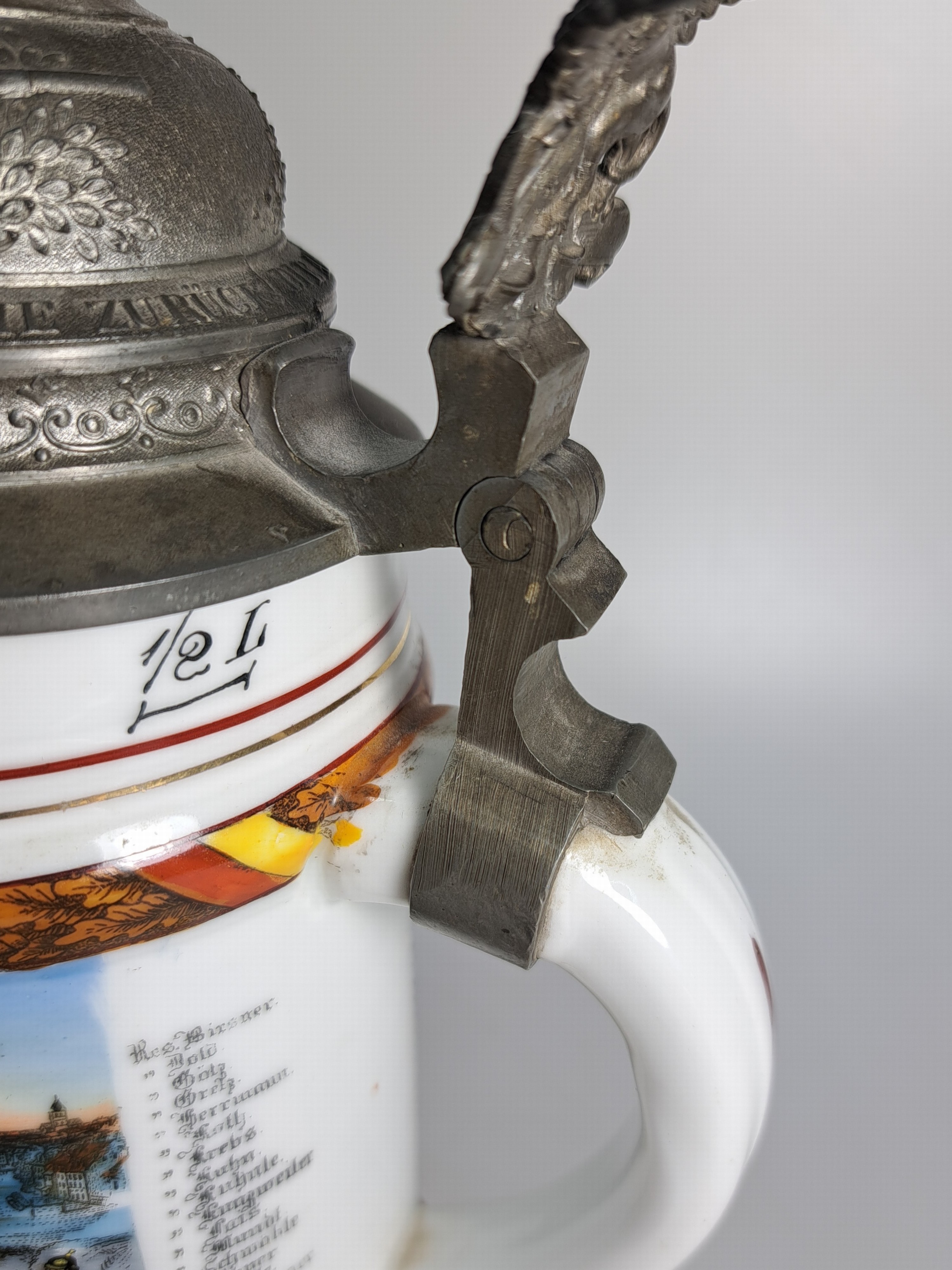 Detail o: Reservistenkrug, 6. Komp.Bad Fuls. Art.Regt. No. 14, Strassburg, 1902-04, Zinndeckel mit Bekrönung, Lithophanie, Umdruckdekor und bemalt, H. ca. 28 ...