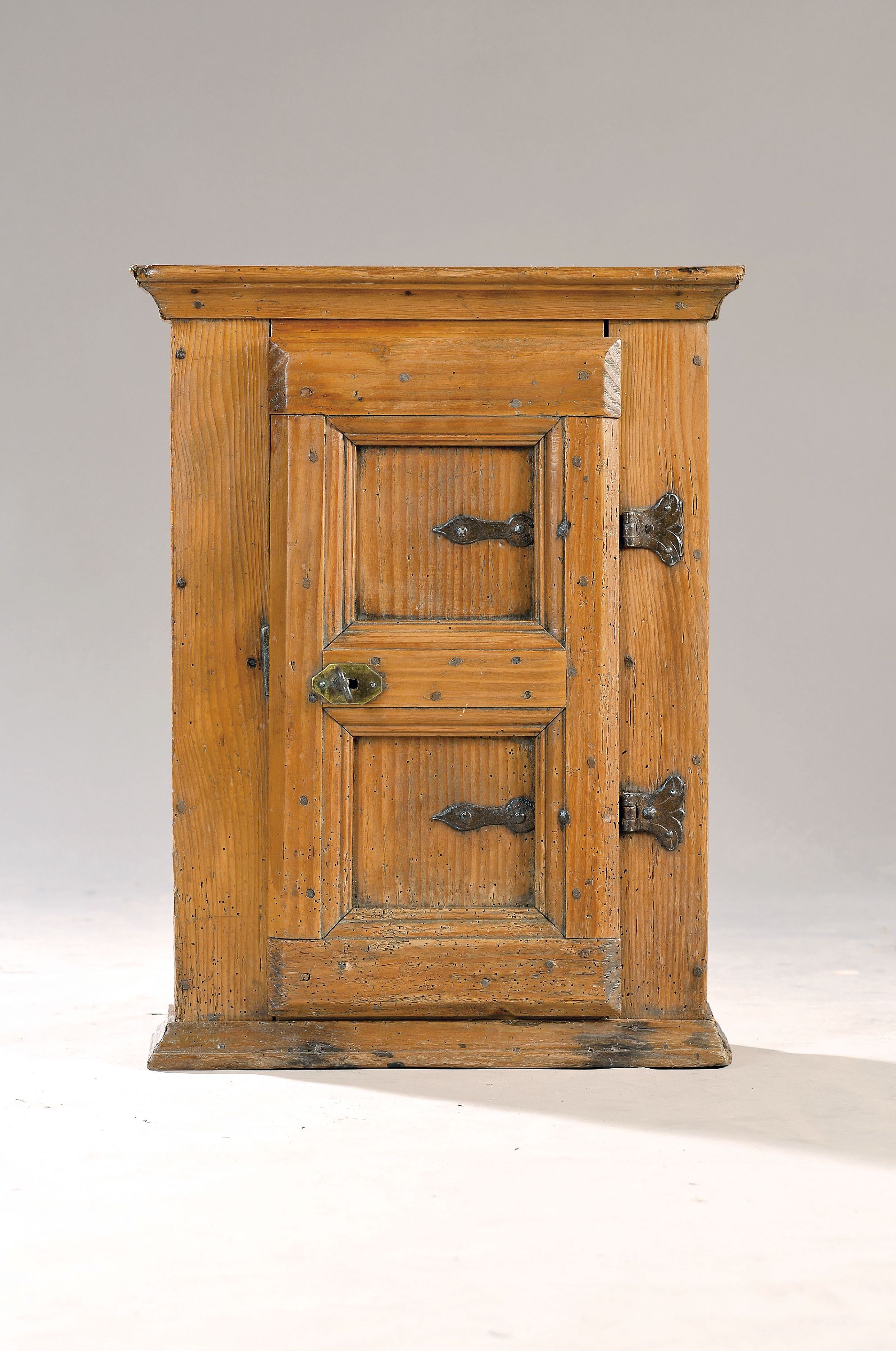 Image 27117223 - Wandschränkchen, Barock, 18. Jh., Weichholz, orig. Eisenbeschläge und orig. ...