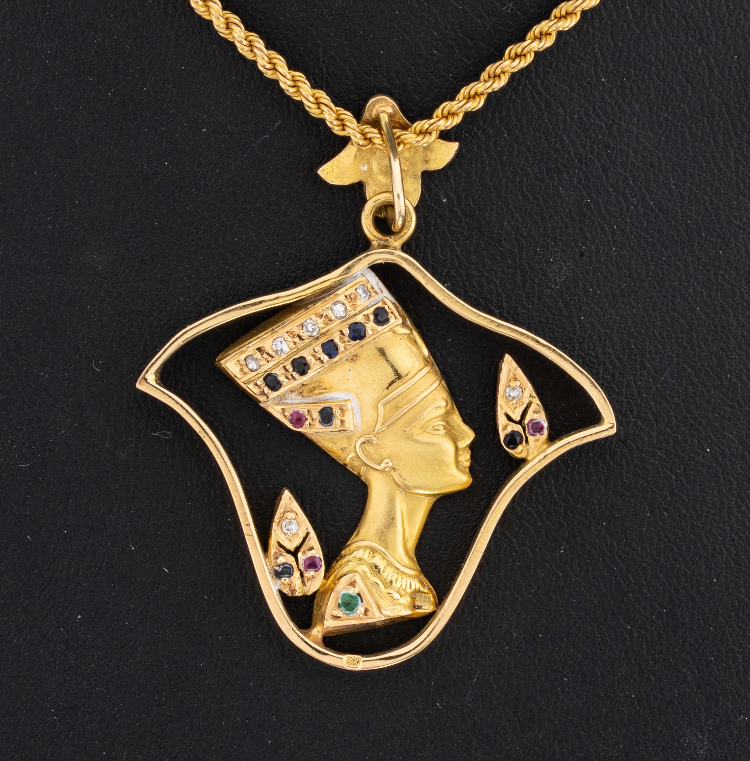 Detail a: 18 kt Gold Farbstein-Diamant-Anhänger "Nofretete", GG 750/000, rundfacett. Saphire, Rubine und Smaragde, 7 8/8-Diamanten zus. ca. 0.03 ct ...