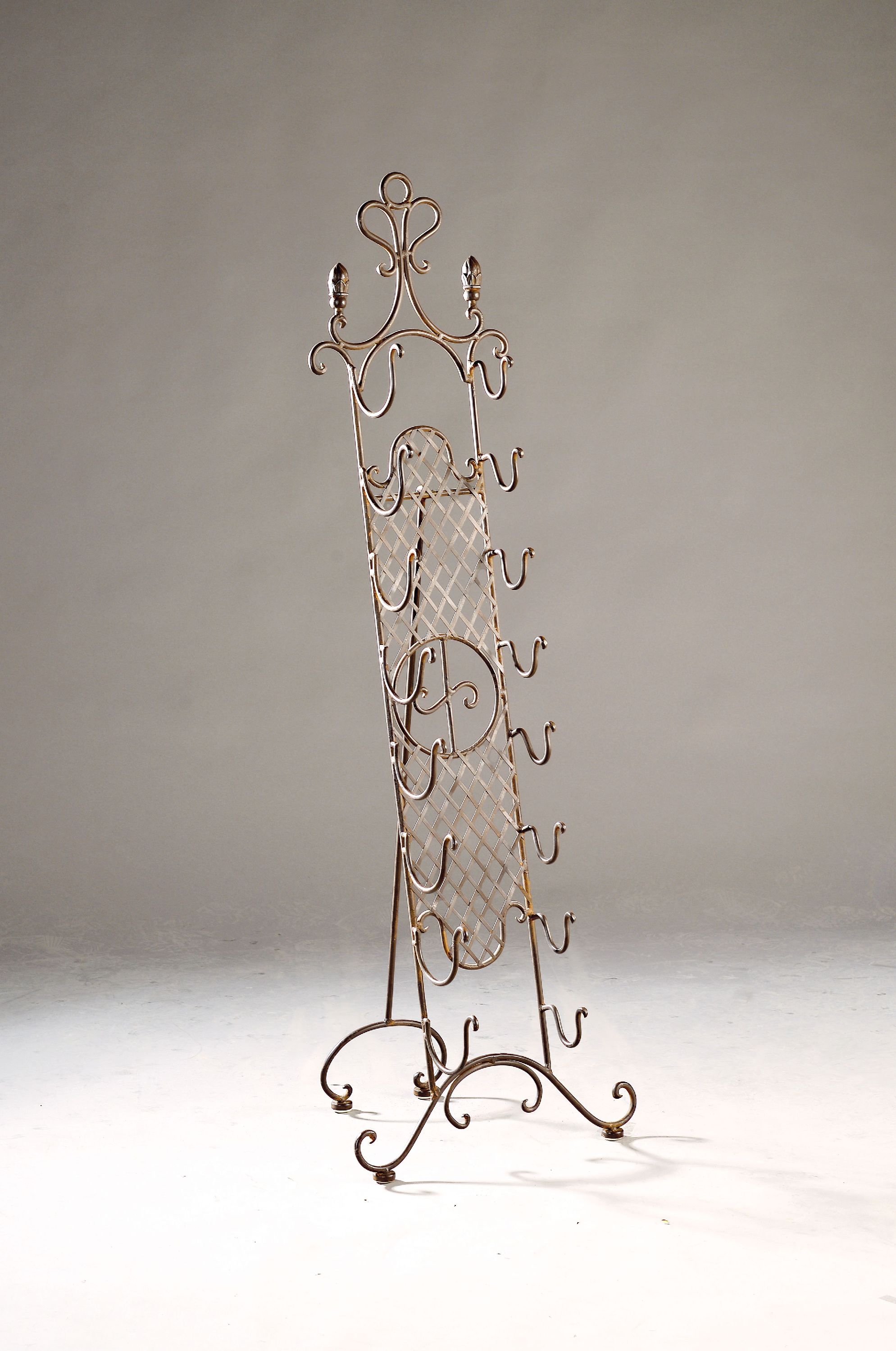 Image 27117229 - Weinflaschenregal, Eisen, wohl erste Hälfte 20. Jh., für 8 Flaschen, H. ca. 138 cm