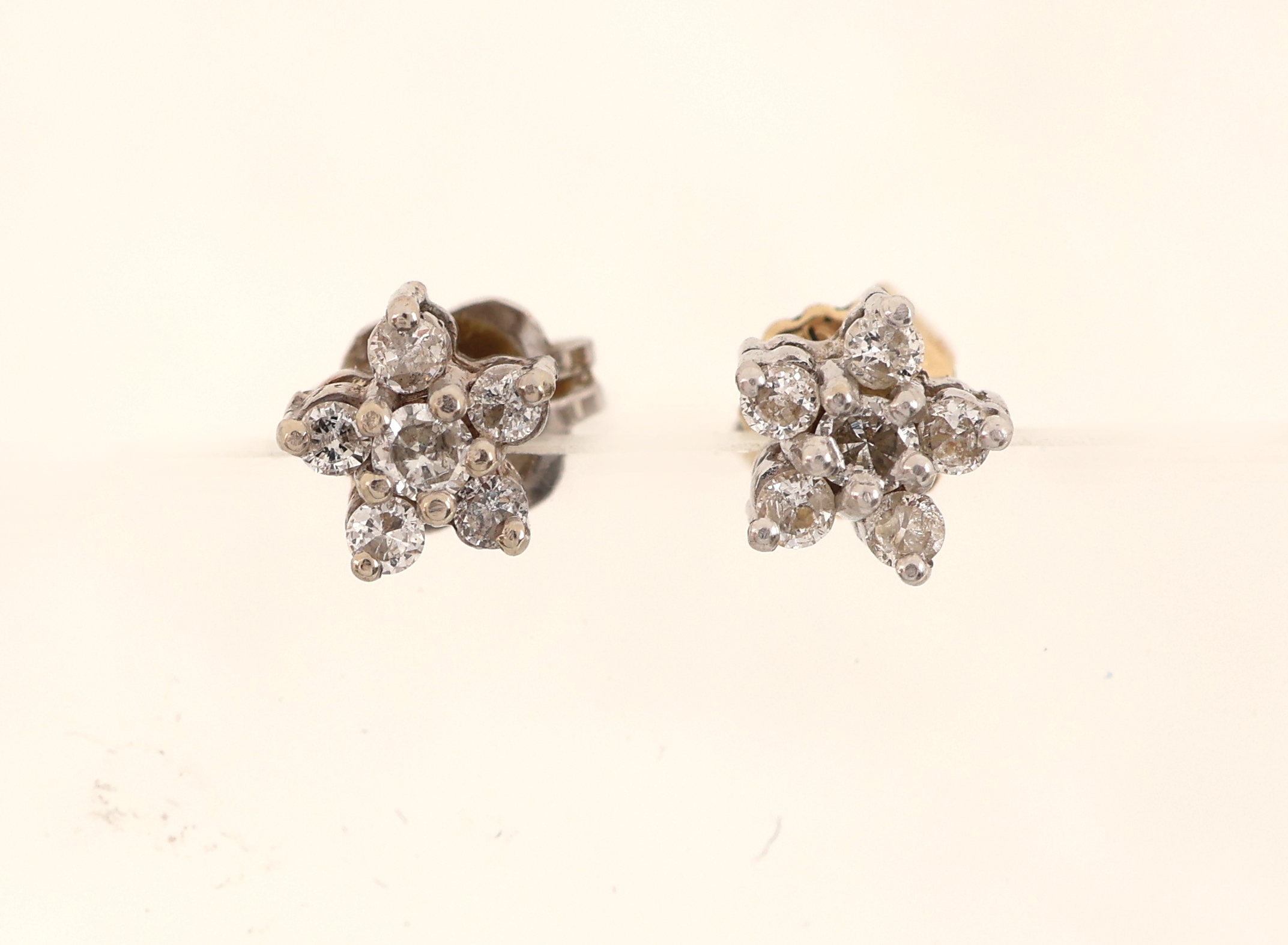 Detail a: Paar 14 kt Gold Brillant-Ohrstecker, WG 585/000, blütenf. bes. mit 12 Brillanten zus. ca. 0.14 ct Weiß/si, ca. 1.3 g