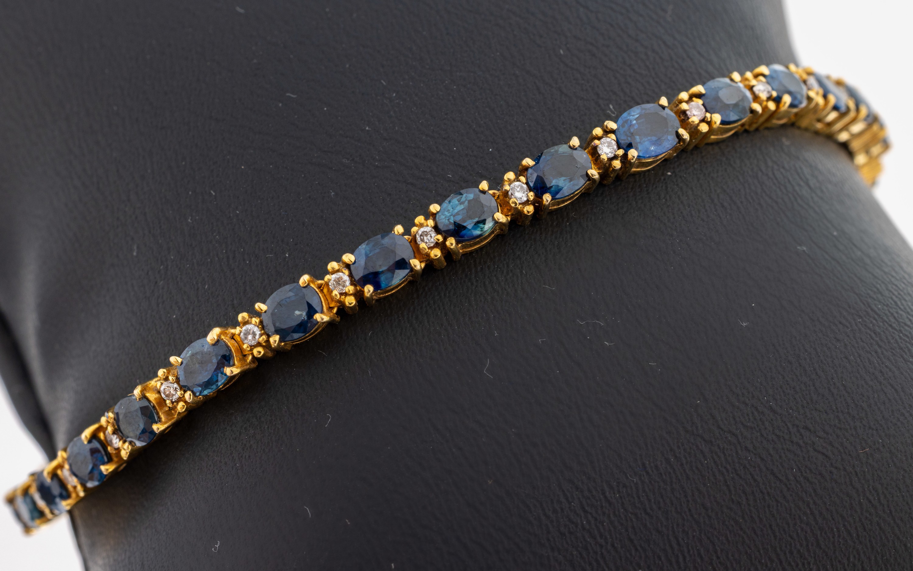 Image 27117238 - 14 kt gold sapphire-diamond-bracelet , YG 585/000, 25 oval bevelled sapphires total ...