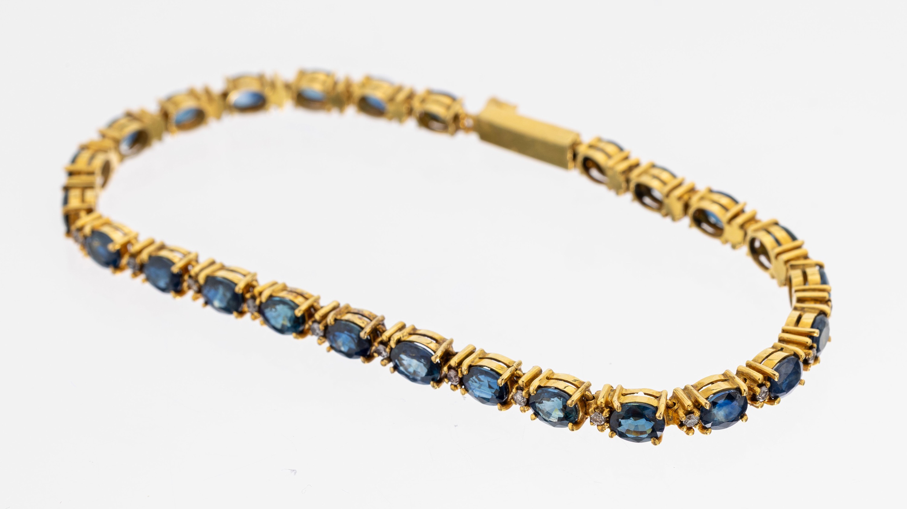Detail a: 14 kt Gold Saphir-Diamant-Armband, GG 585/000, 25 ovalfacett. Saphiren zus. ca. 4.80ct, 24 Brillanten zus. ca. 0.24 ct Weiß/si, 1 Stein besch., L. ...
