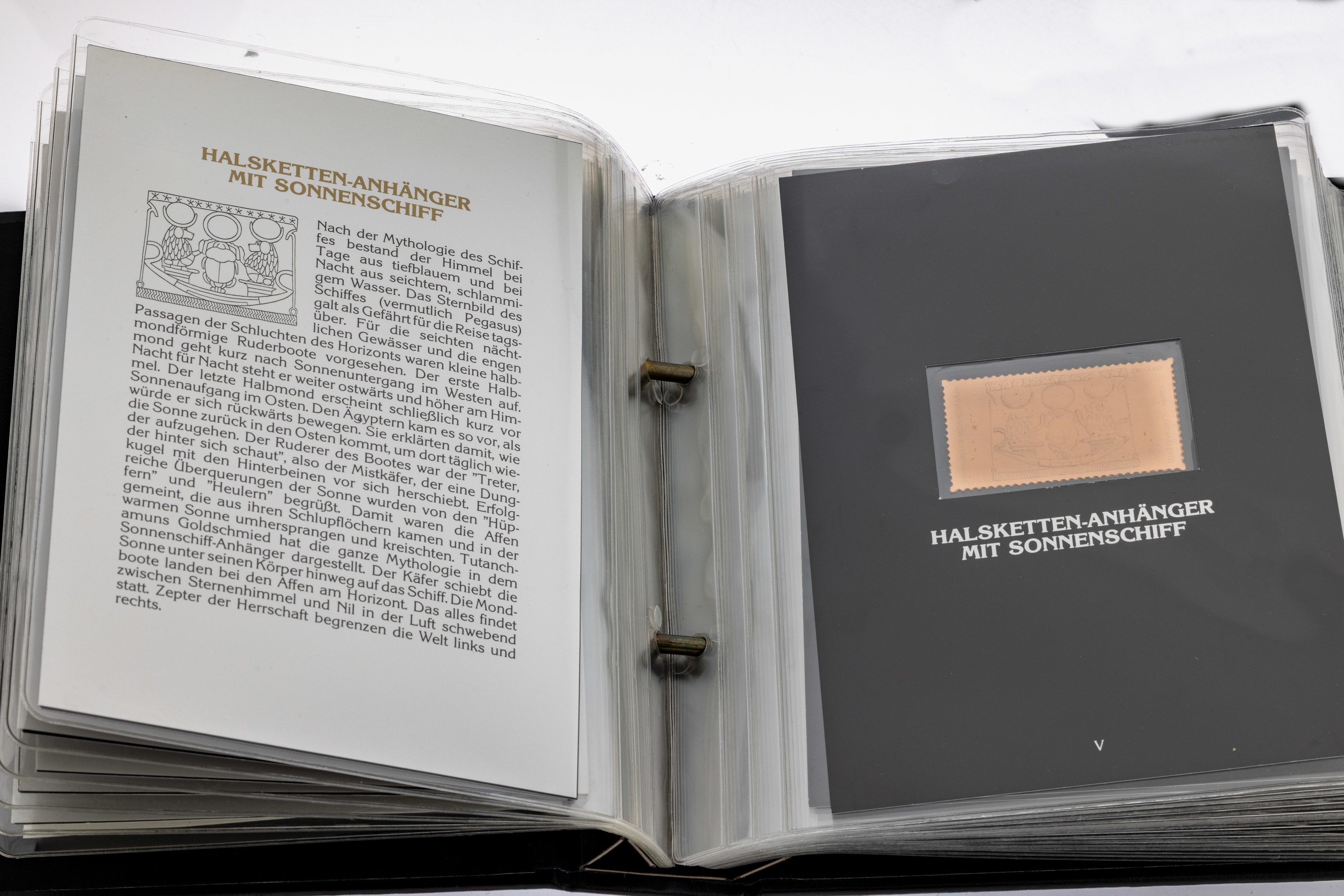 Detail a: Sammleralbum "Die Schätze des Tutanchamun", limitierte Sonderausgabe in 23 kt Gold, 17 geprägte Briefmarkenfolien mit diversen Motiven, ...