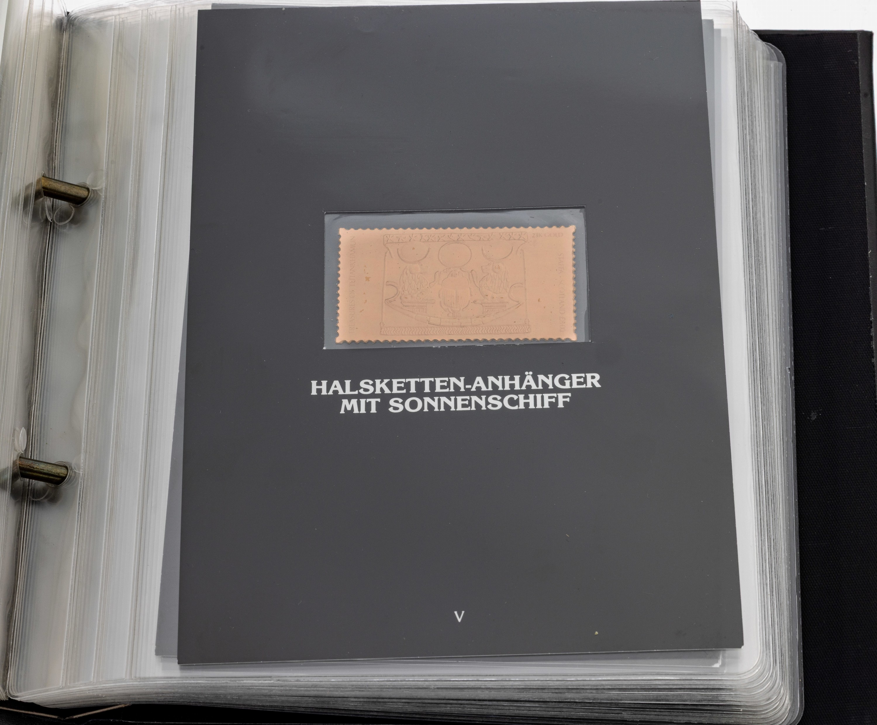 Detail b: Sammleralbum "Die Schätze des Tutanchamun", limitierte Sonderausgabe in 23 kt Gold, 17 geprägte Briefmarkenfolien mit diversen Motiven, ...