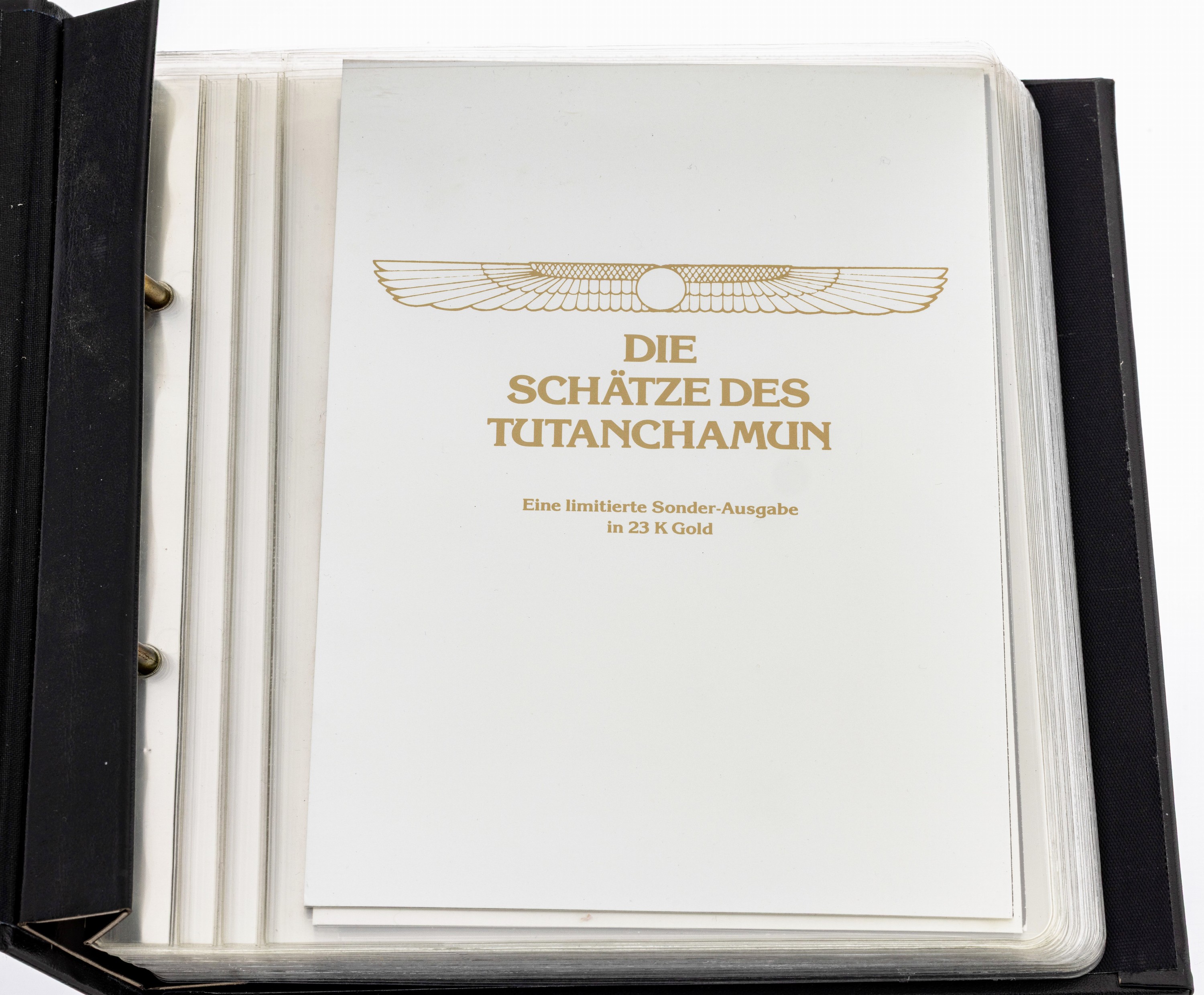 Detail c: Sammleralbum "Die Schätze des Tutanchamun", limitierte Sonderausgabe in 23 kt Gold, 17 geprägte Briefmarkenfolien mit diversen Motiven, ...