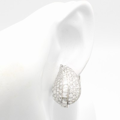 27117297a - Paar Ohrstecker mit Diamanten und Brillanten, WG 750/000, tropfenförm. Design, ...